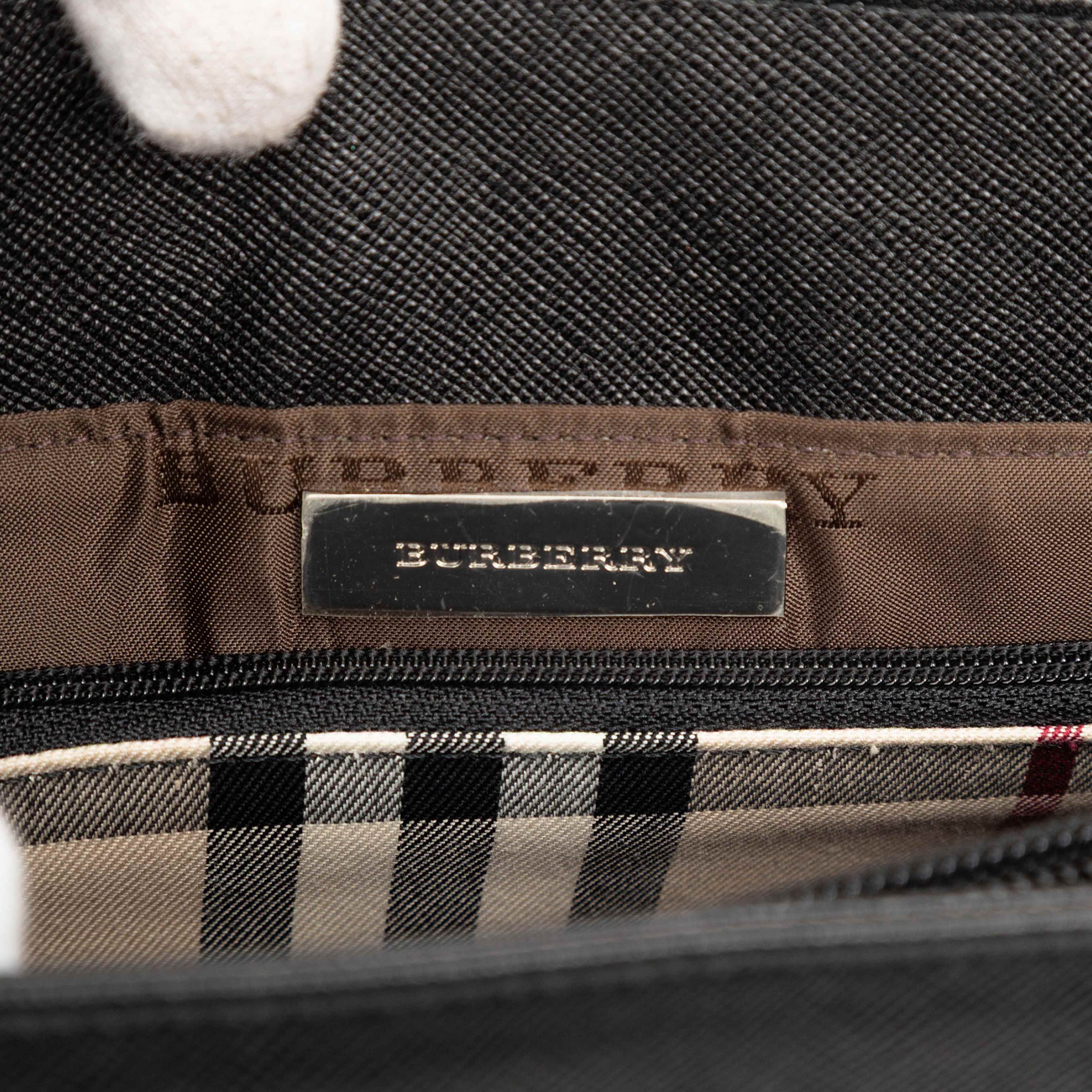 Burberry Calf Leather Handbag, från Luxclusif, i färgen black. Klicka för att öppna bilden i stort format