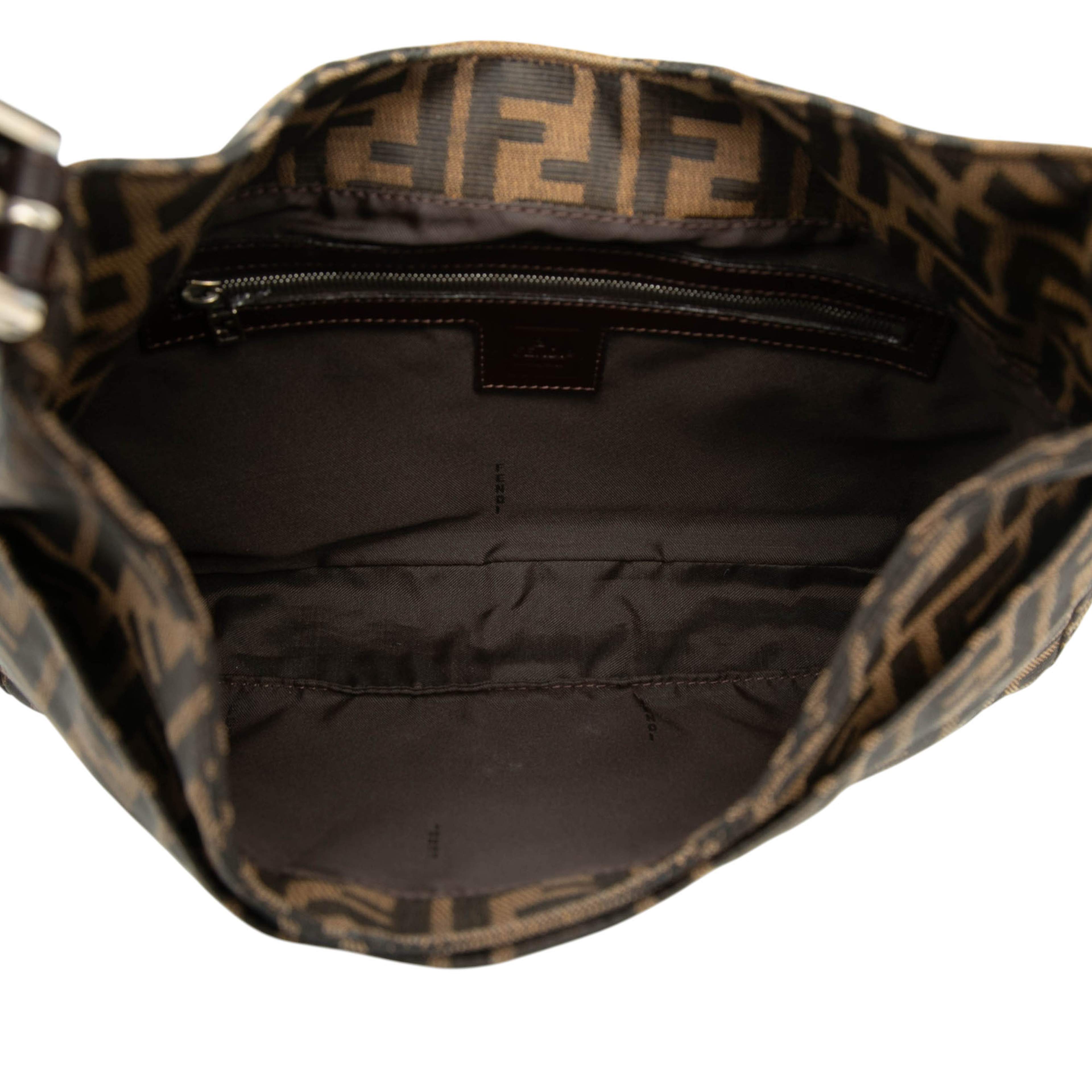 Fendi Zucca Canvas Shoulder Bag, från Luxclusif, i färgen brown. Klicka för att öppna bilden i stort format