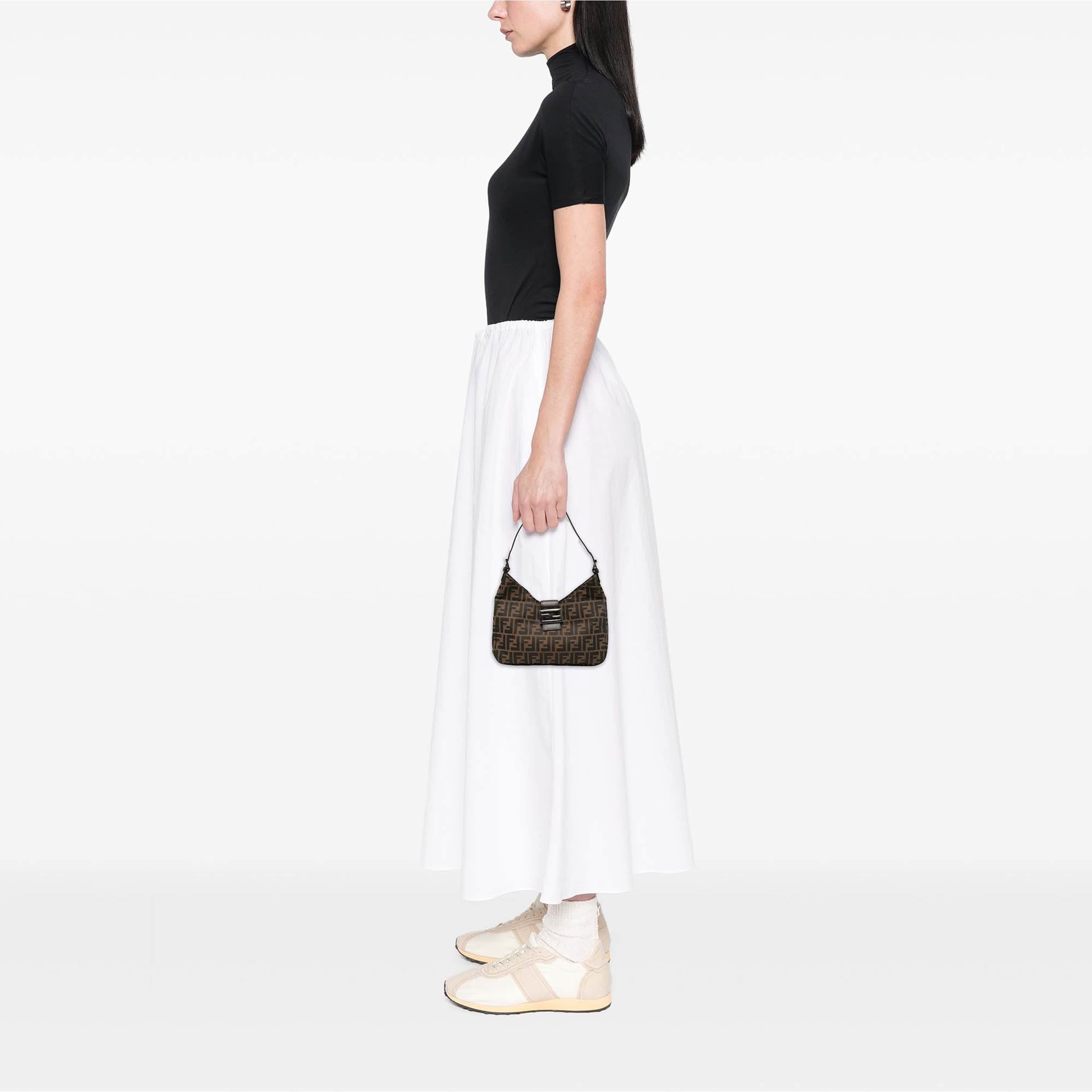 Fendi Zucca Canvas Shoulder Bag, från Luxclusif, i färgen brun. Klicka för att öppna bilden i stort format