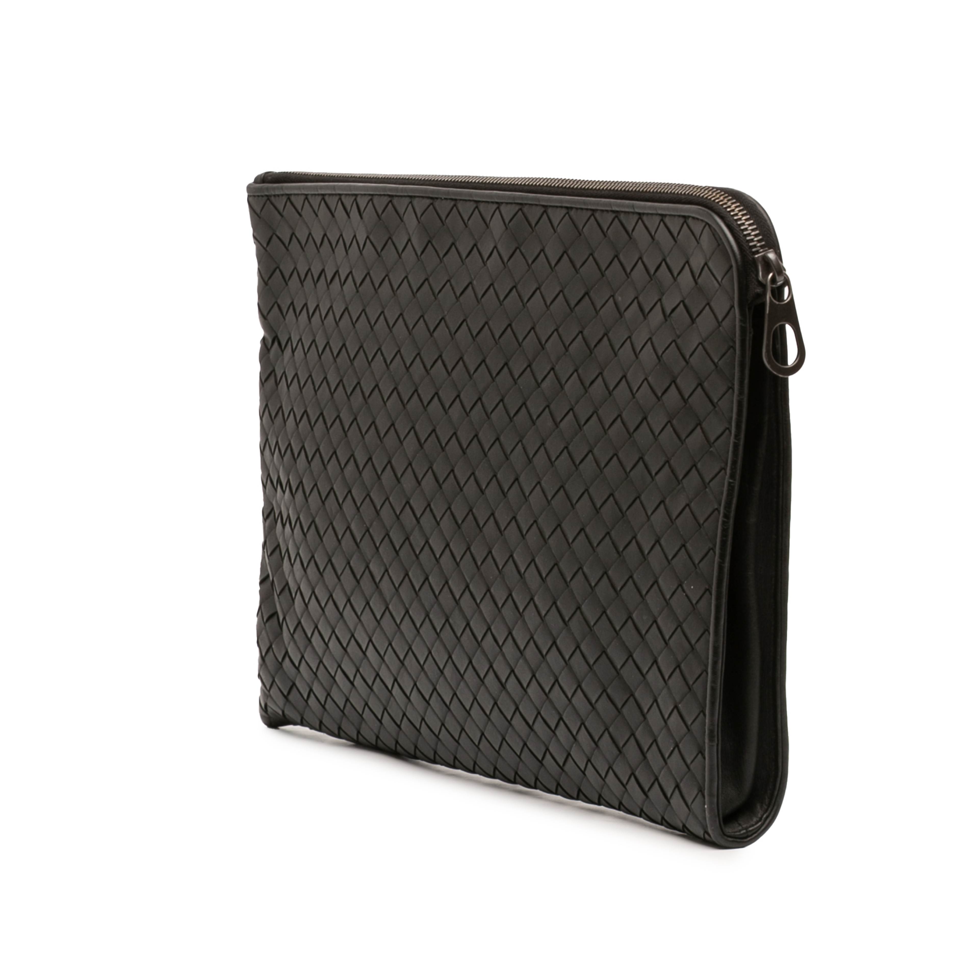 Bottega Veneta Medium Nappa Intrecciato Document Case, från Luxclusif, i färgen svart. Klicka för att öppna bilden i stort format