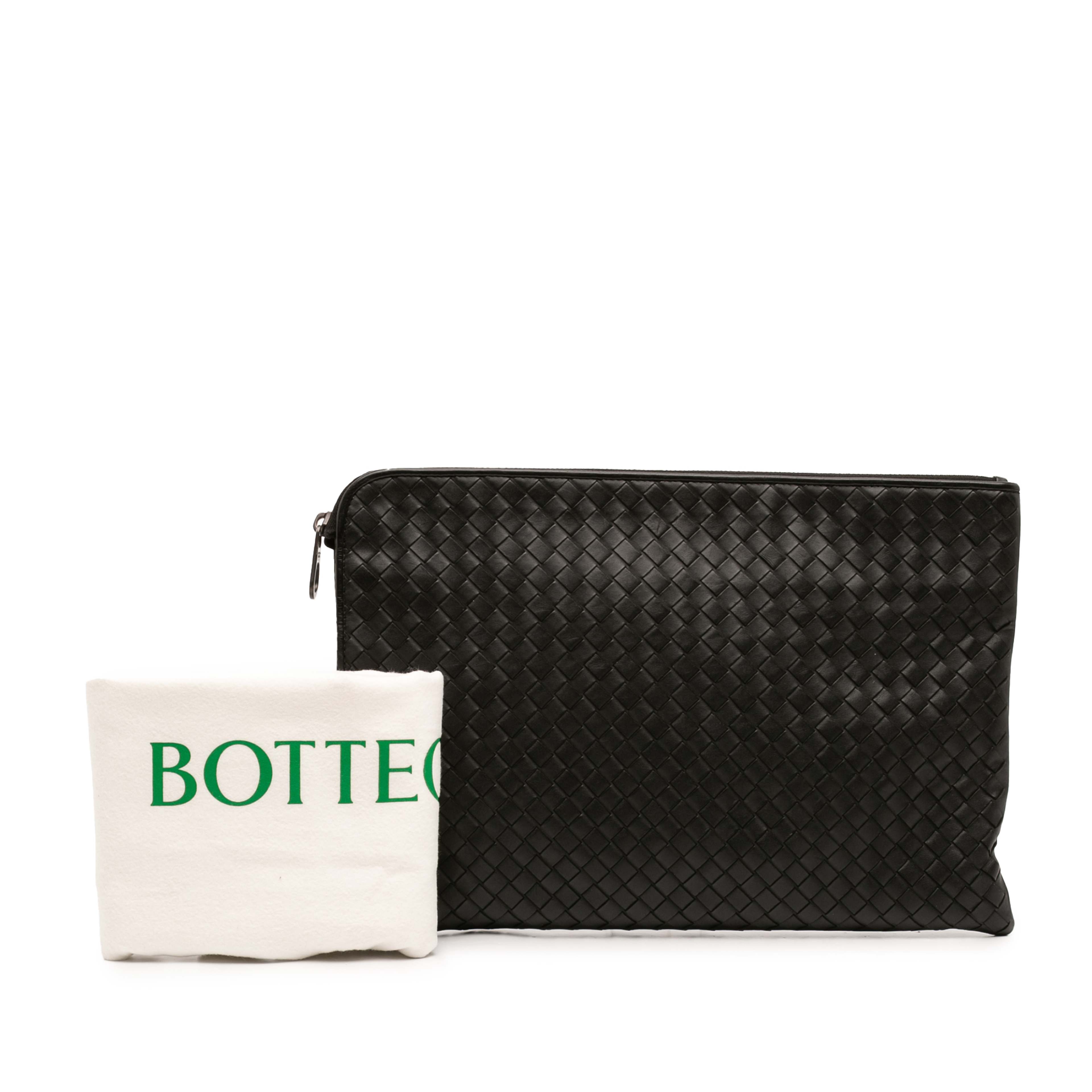 Bottega Veneta Medium Nappa Intrecciato Document Case, från Luxclusif, i färgen svart. Klicka för att öppna bilden i stort format