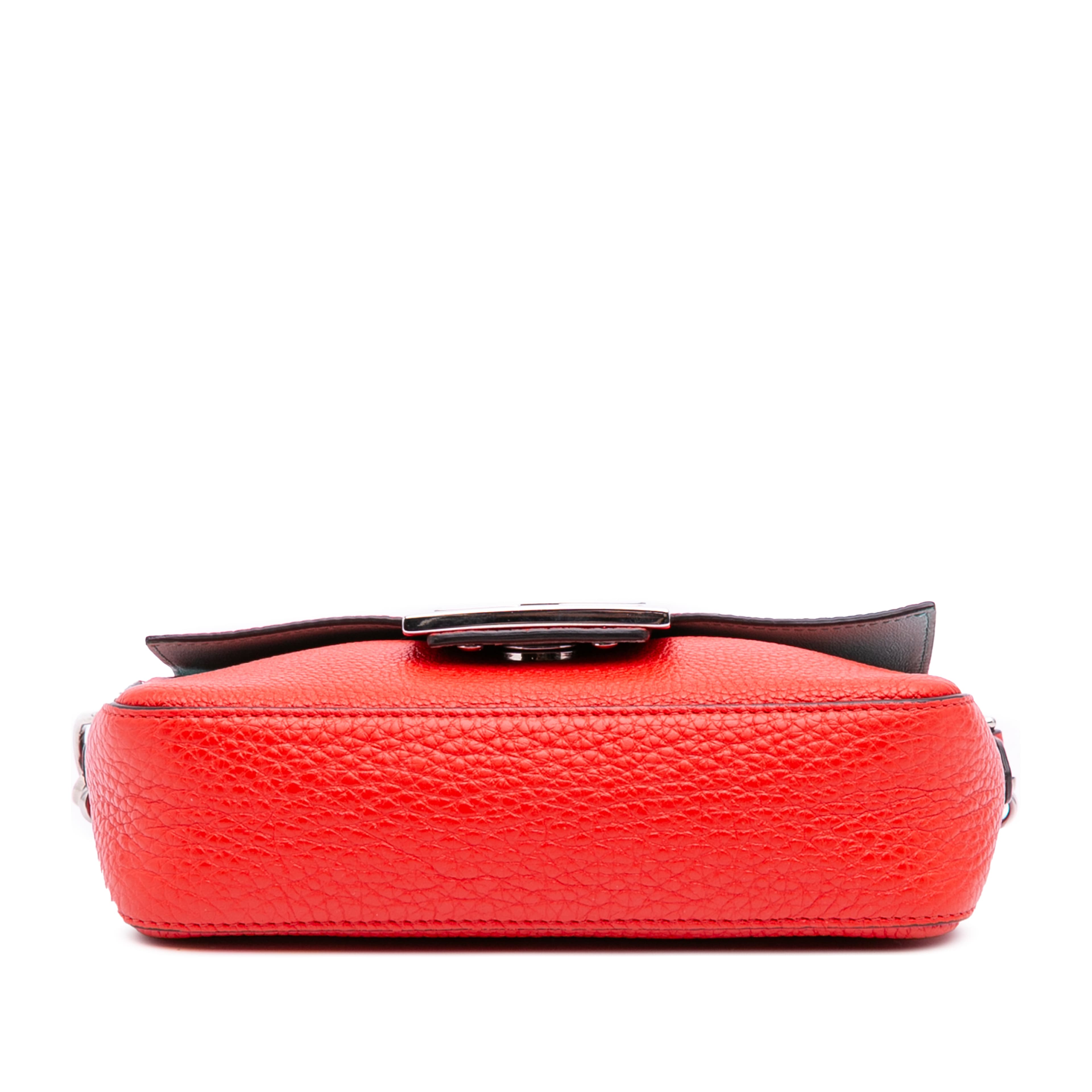 Fendi Mini Leather Baguette Satchel, från Luxclusif, i färgen red. Klicka för att öppna bilden i stort format
