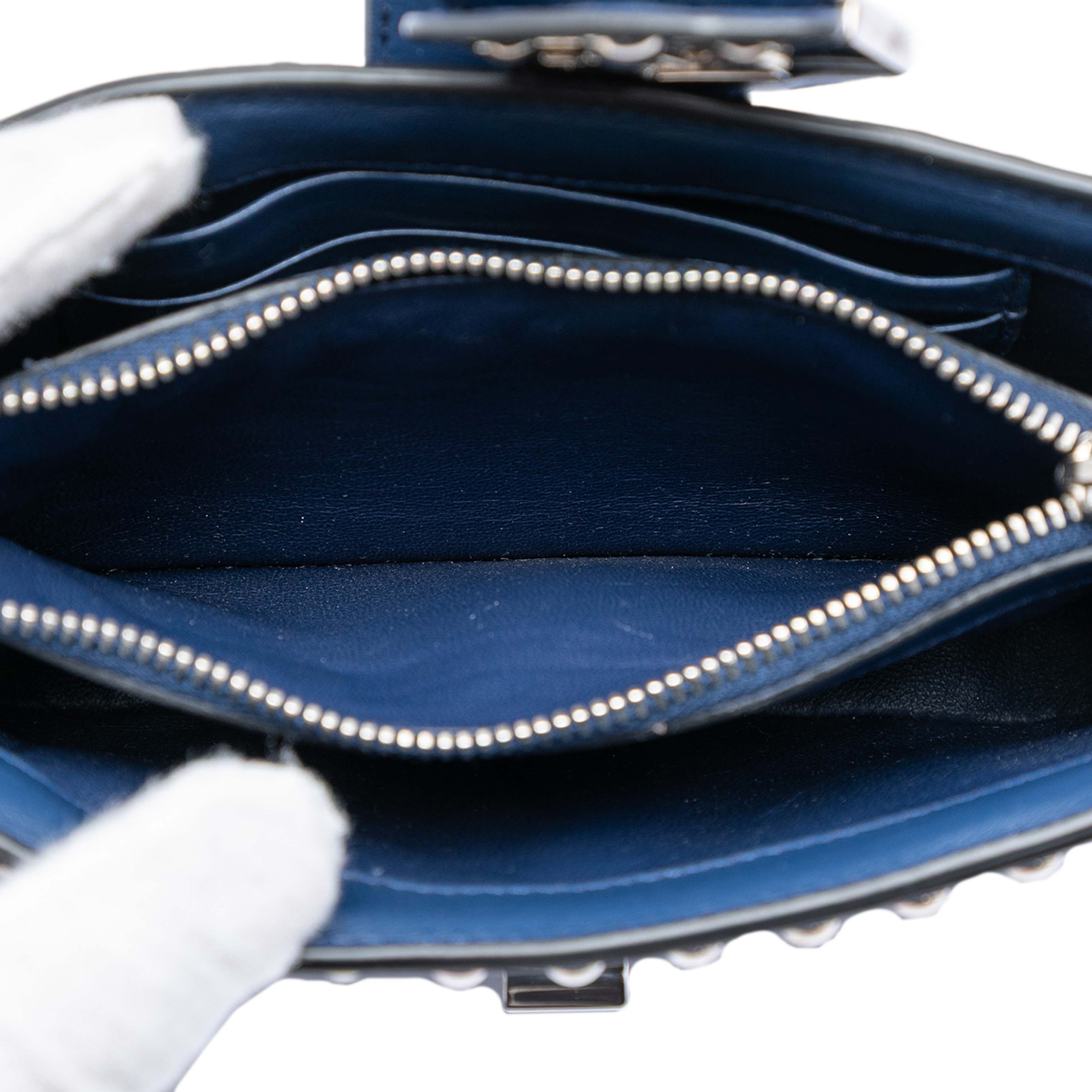 Prada City Calfskin Studded Elektra Turn Lock Clutch, från Luxclusif, i färgen dark blue. Klicka för att öppna bilden i stort format