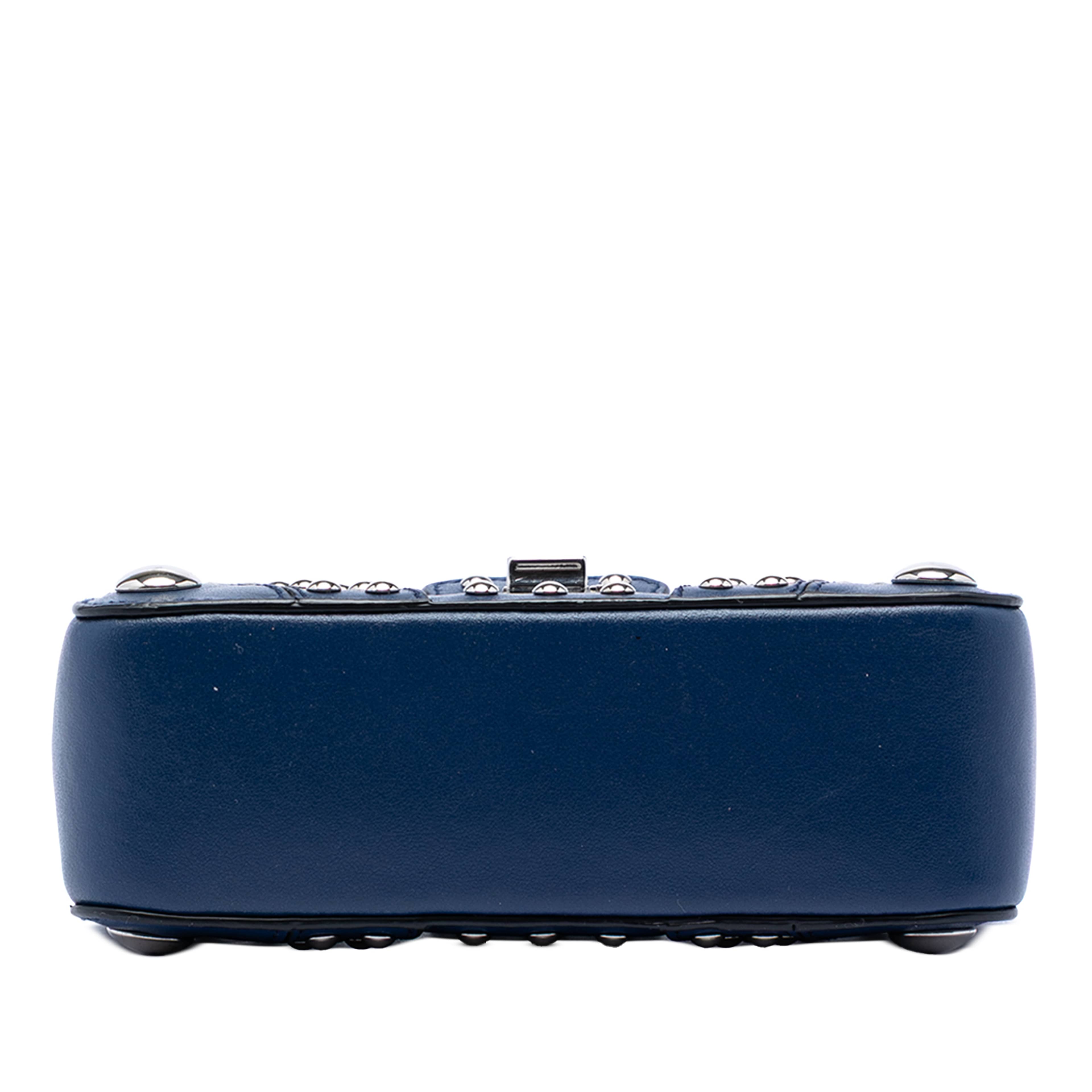 Prada City Calfskin Studded Elektra Turn Lock Clutch, från Luxclusif, i färgen blå. Klicka för att öppna bilden i stort format