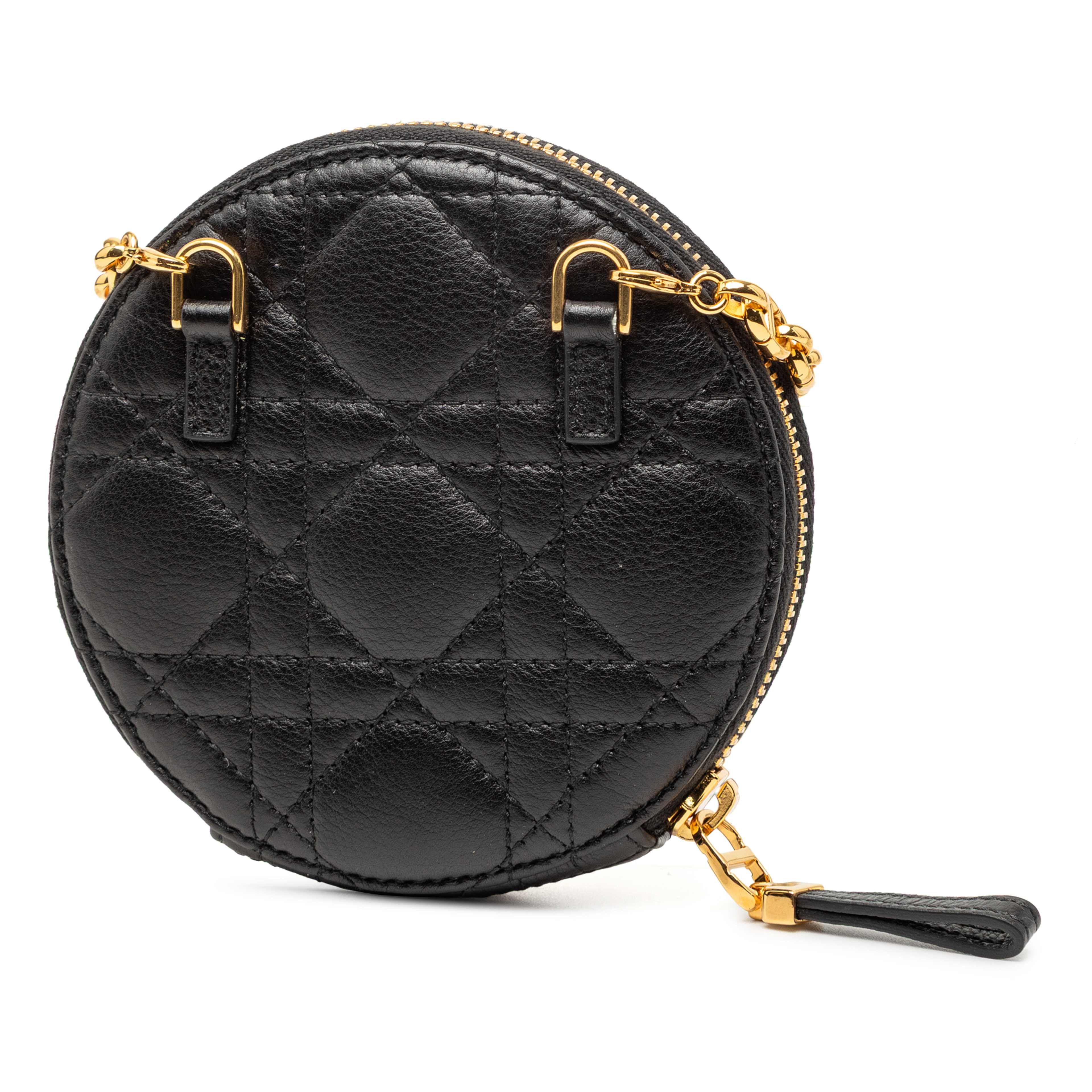 Dior Calfskin Cannage Round Caro Pouch With Chain, från Luxclusif, i färgen black. Klicka för att öppna bilden i stort format