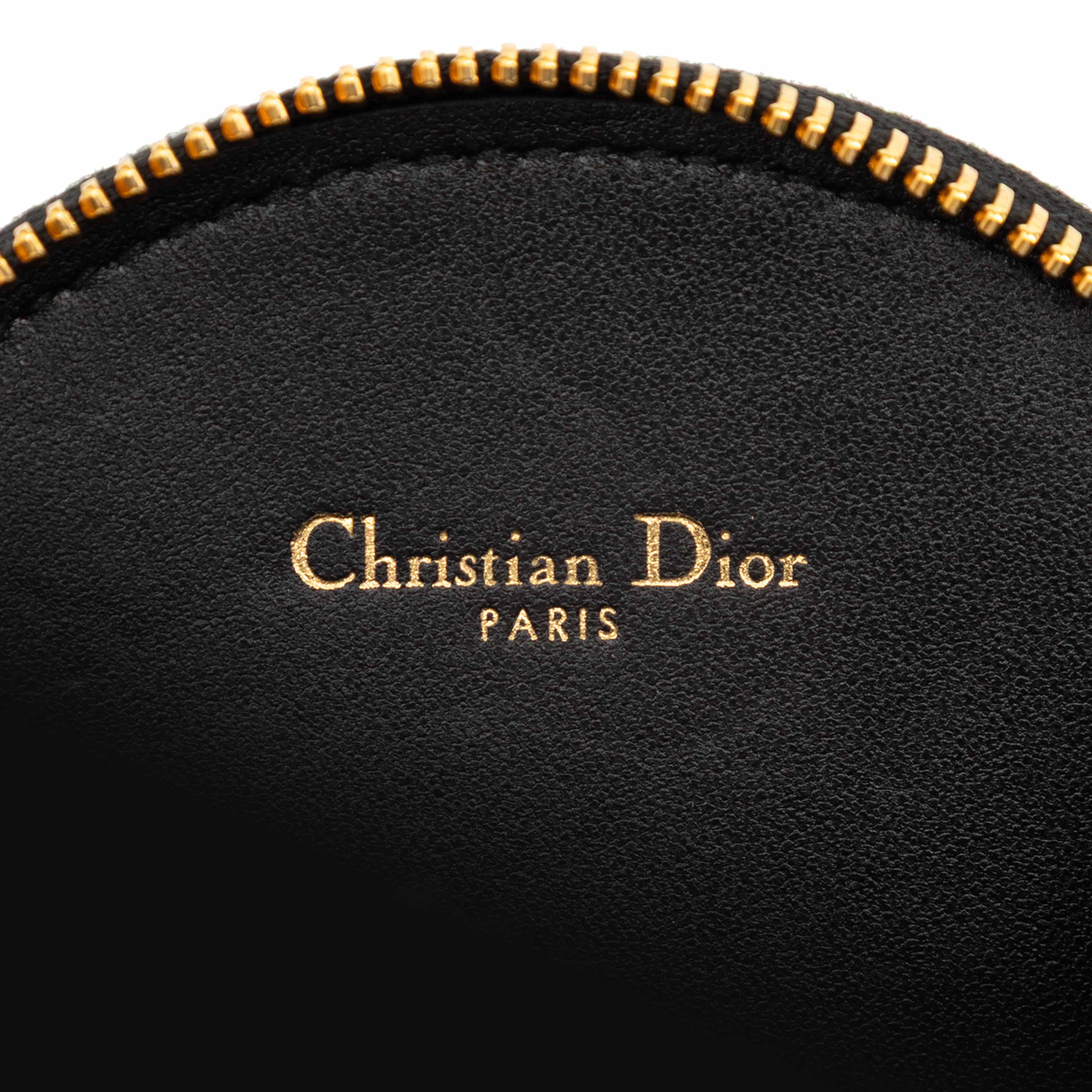 Dior Calfskin Cannage Round Caro Pouch With Chain, från Luxclusif, i färgen black. Klicka för att öppna bilden i stort format
