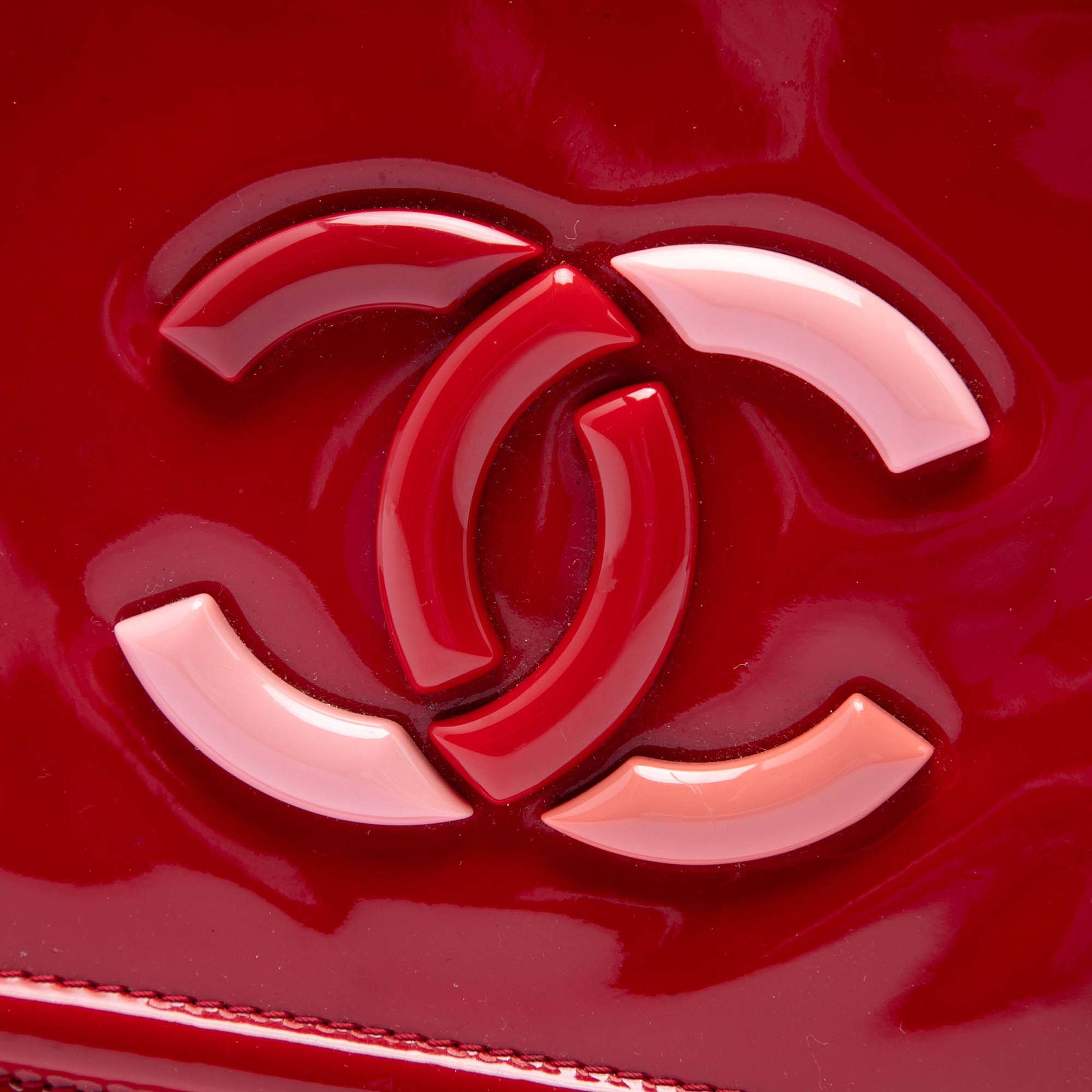 Chanel Cc Patent Lipstick Ligne Flap, från Luxclusif, i färgen red. Klicka för att öppna bilden i stort format