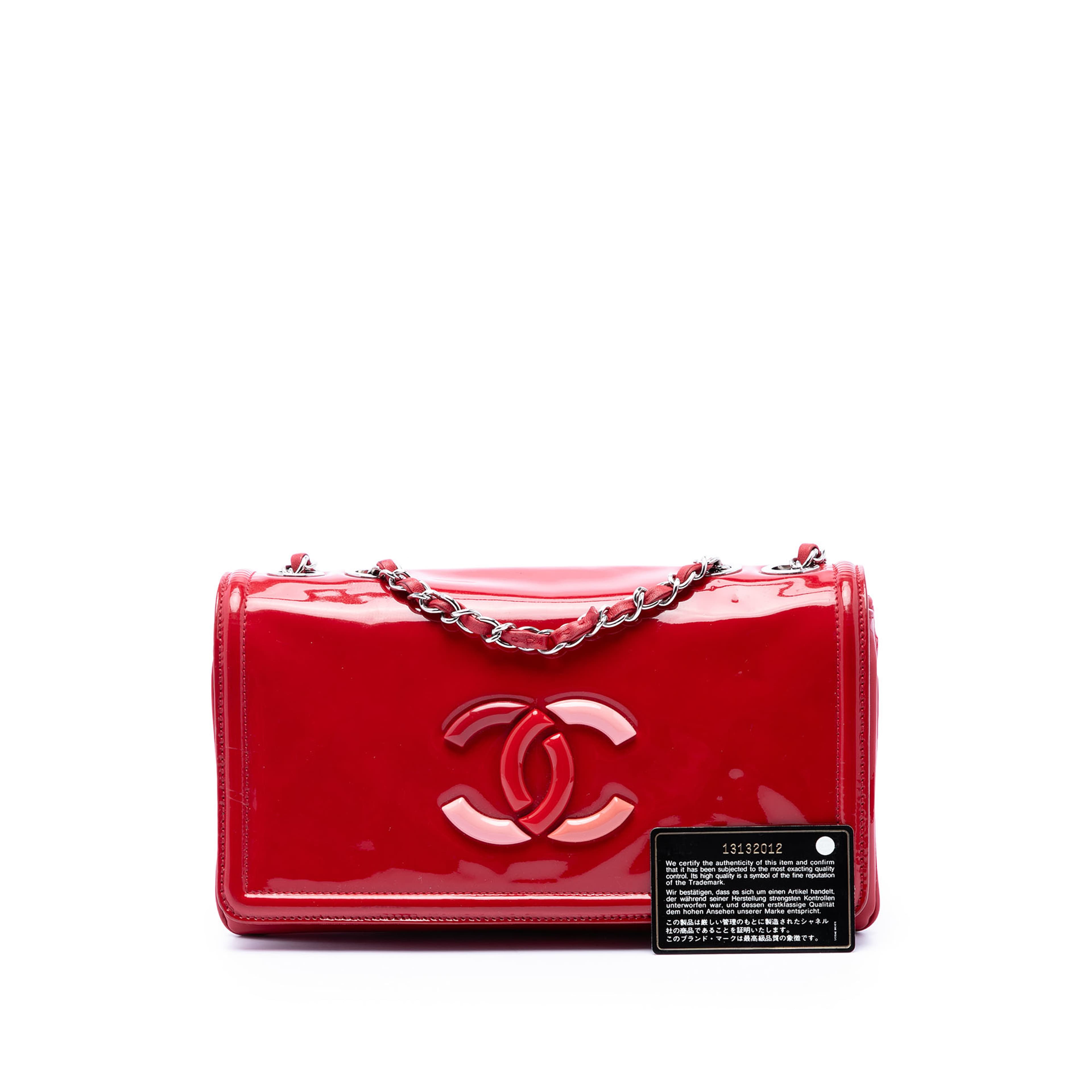 Chanel Cc Patent Lipstick Ligne Flap, från Luxclusif, i färgen röd. Klicka för att öppna bilden i stort format