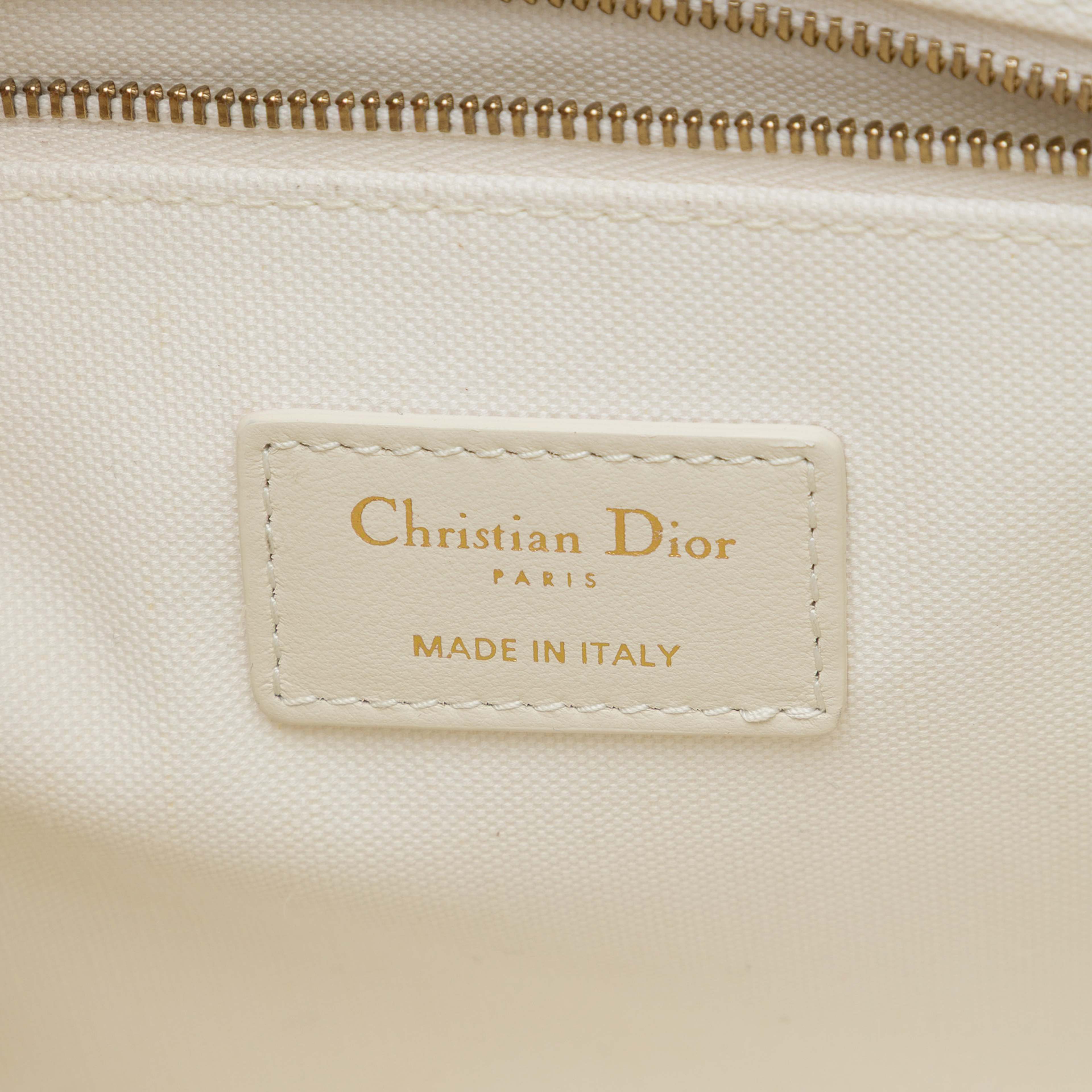 Dior Small Embroidered Canvas Gold Star Book Tote, från Luxclusif, i färgen vit. Klicka för att öppna bilden i stort format