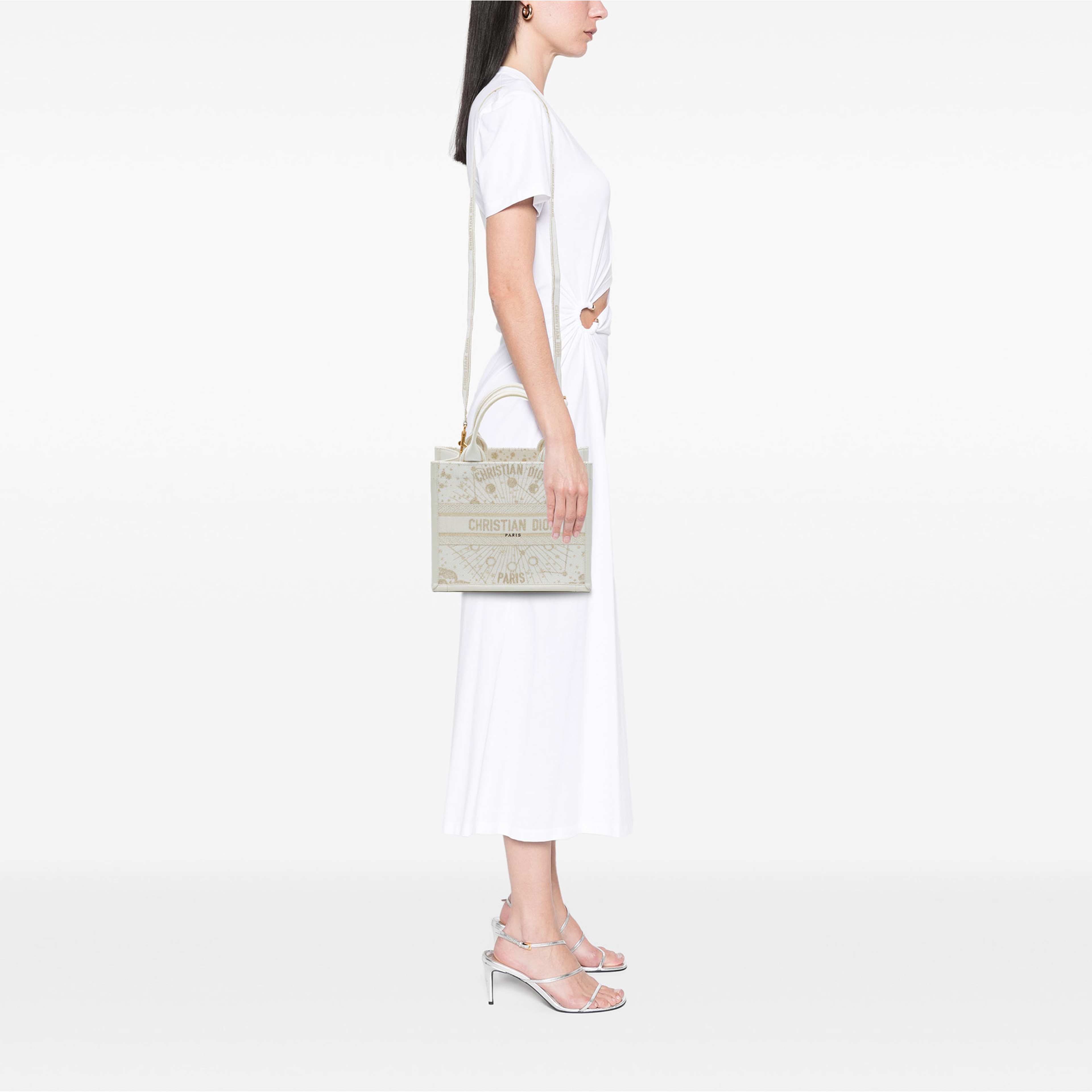 Dior Small Embroidered Canvas Gold Star Book Tote, från Luxclusif, i färgen vit. Klicka för att öppna bilden i stort format