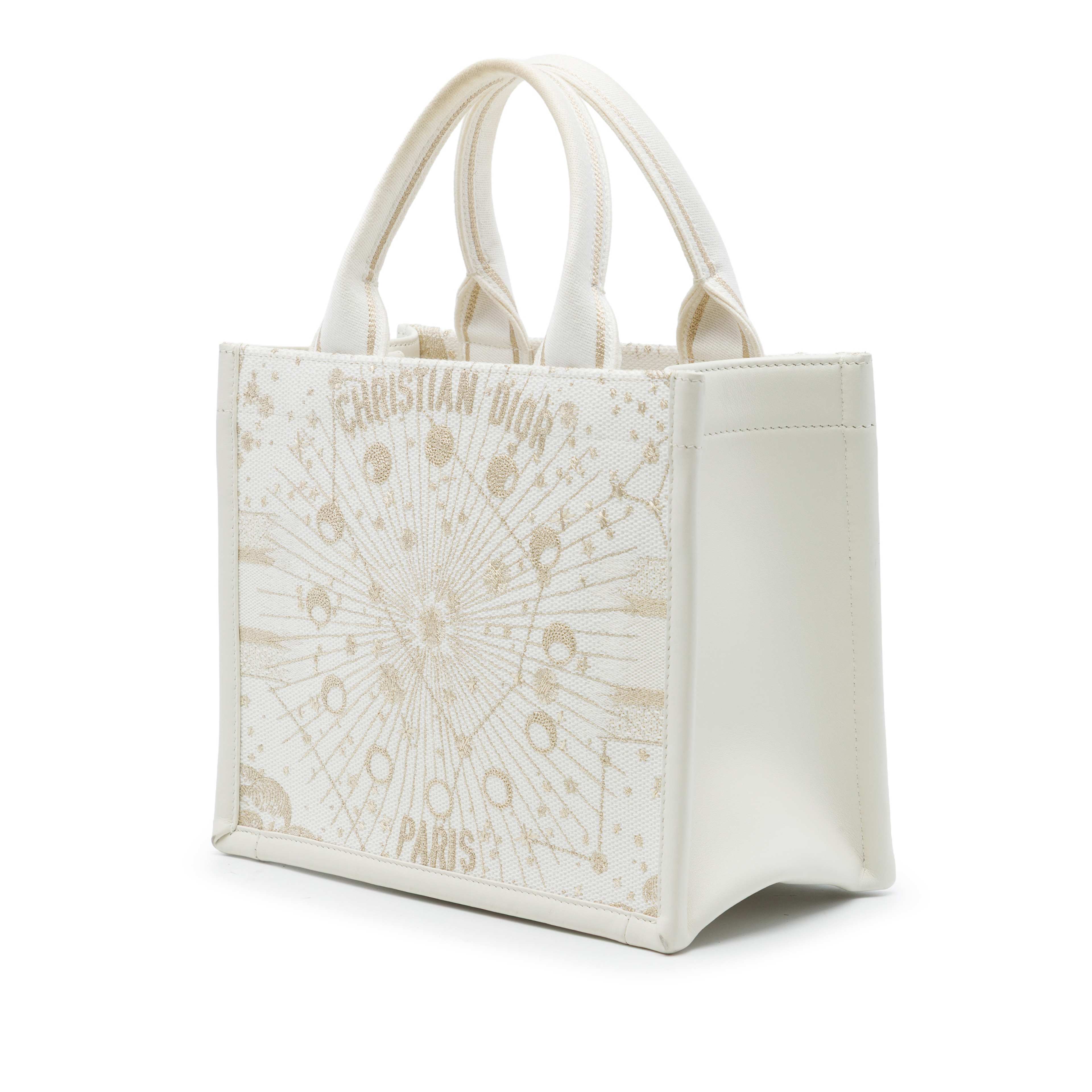 Dior Small Embroidered Canvas Gold Star Book Tote, från Luxclusif, i färgen vit. Klicka för att öppna bilden i stort format