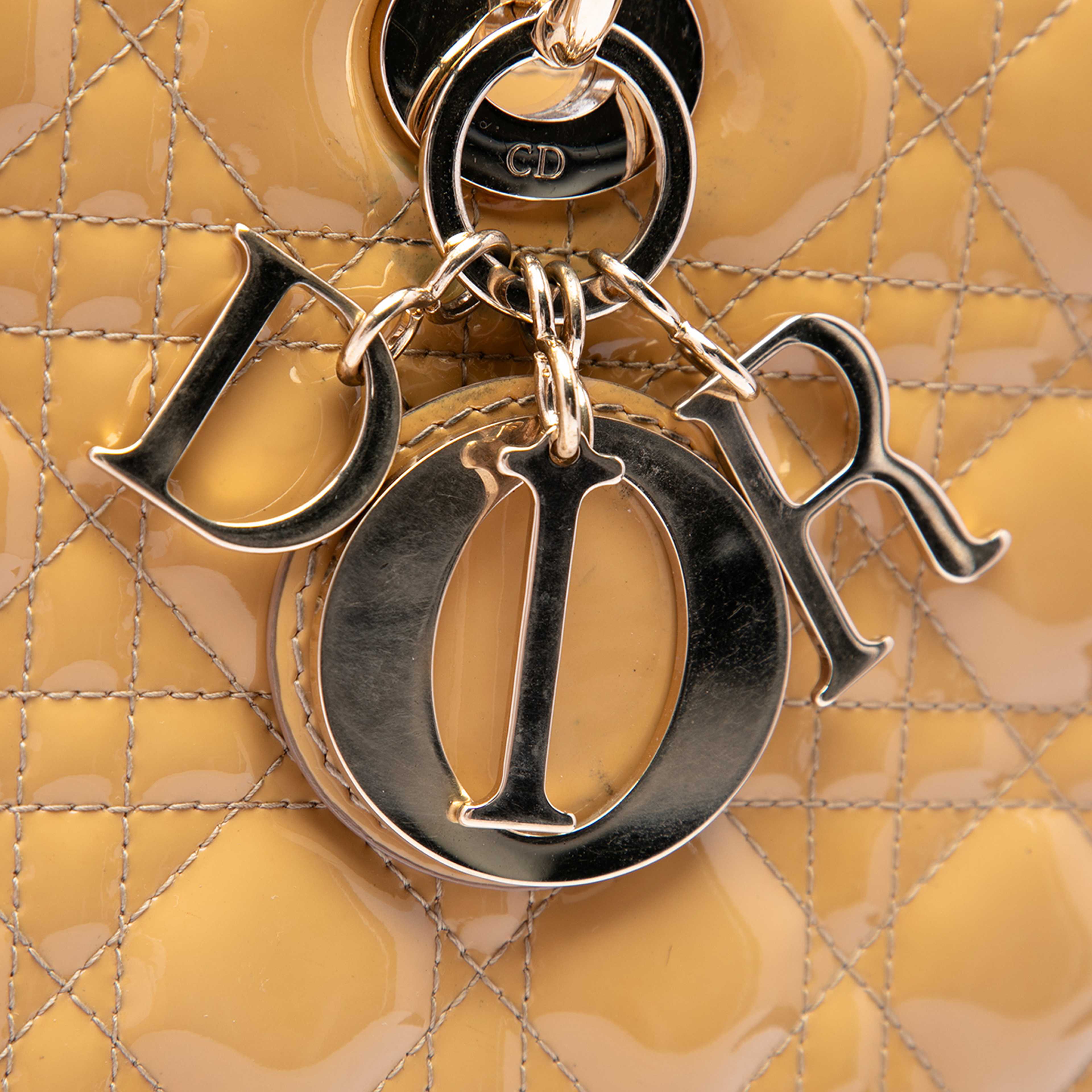 Dior Large Patent Cannage Lady Dior, från Luxclusif, i färgen beige. Klicka för att öppna bilden i stort format