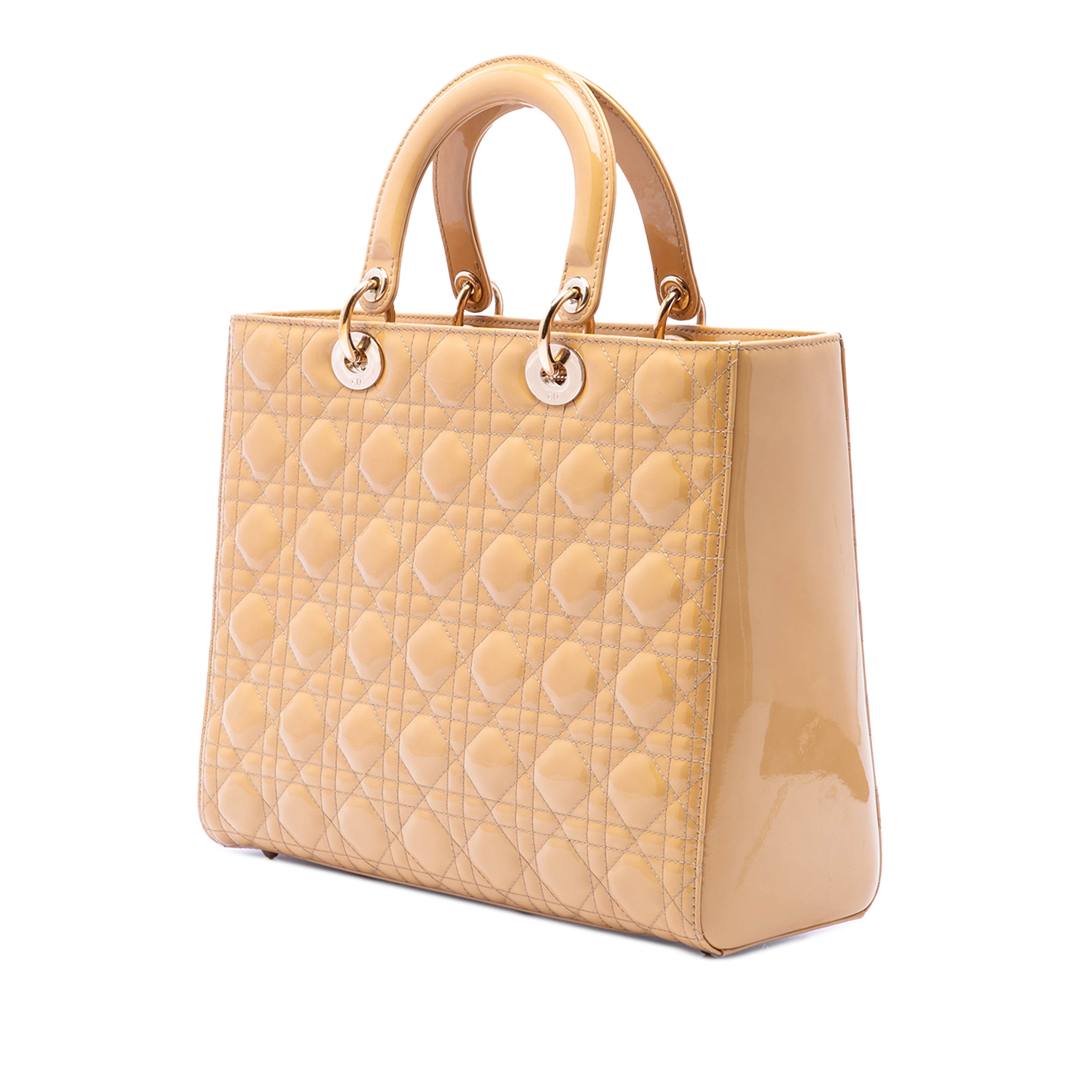 Dior Large Patent Cannage Lady Dior, från Luxclusif, i färgen beige. Klicka för att öppna bilden i stort format
