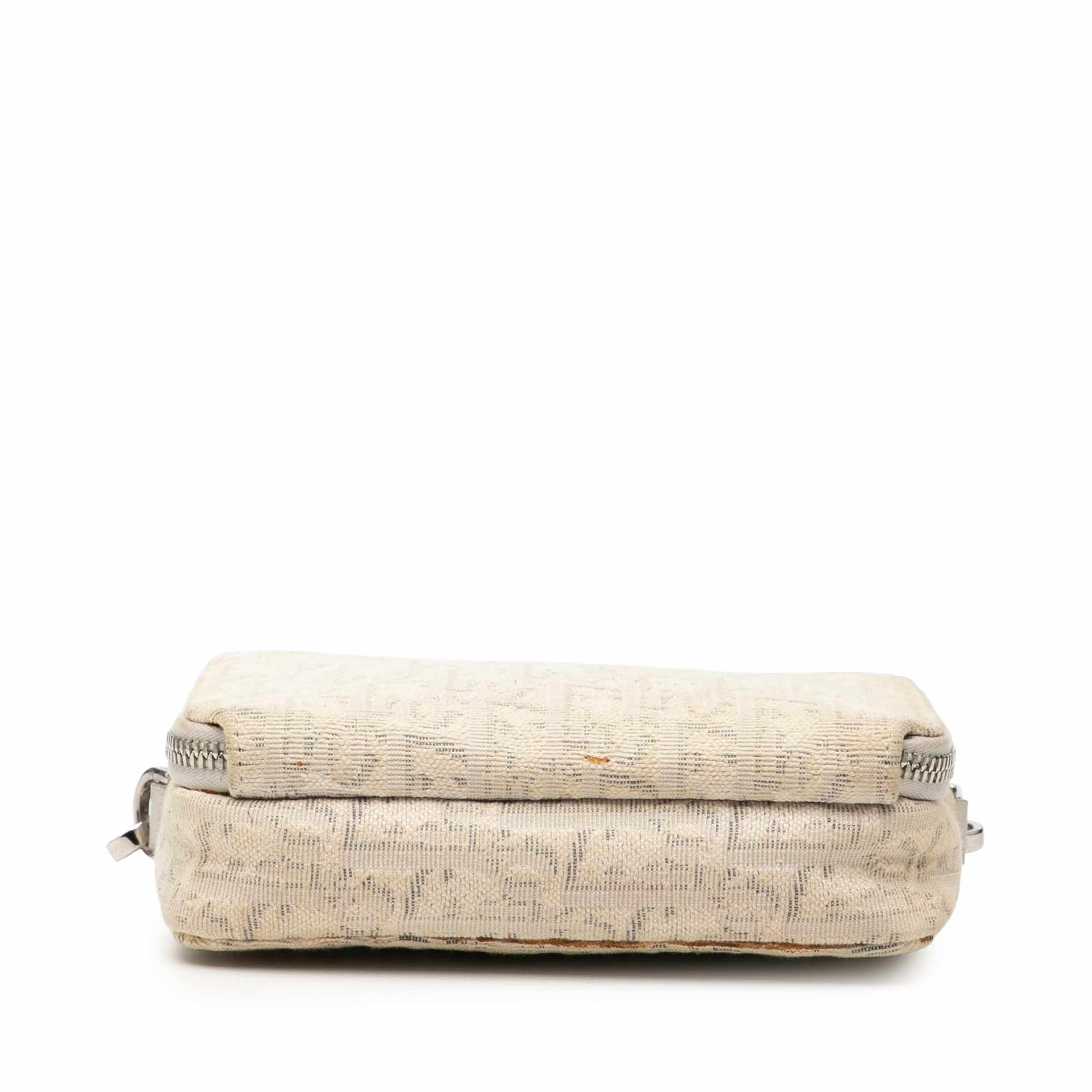 Dior Oblique Canvas Double Zip Crossbody, från Luxclusif, i färgen light beige. Klicka för att öppna bilden i stort format