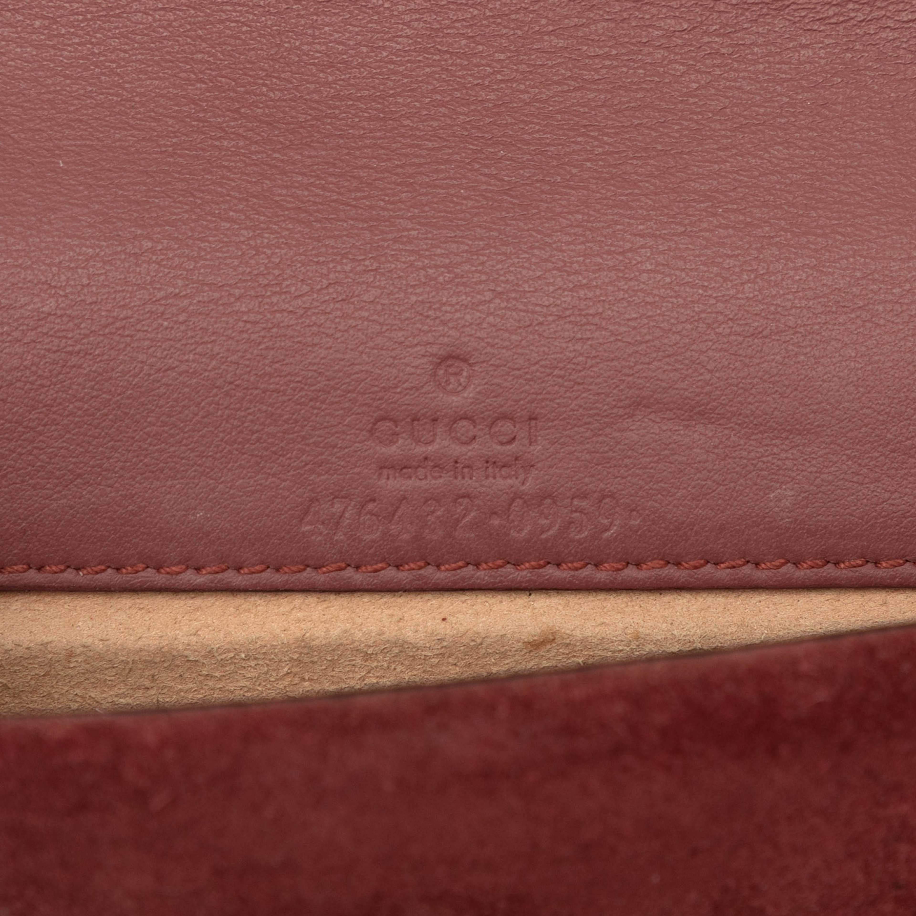 Gucci Mini Gg Supreme Blooms Dionysus Crossbody, från Luxclusif, i färgen beige. Klicka för att öppna bilden i stort format