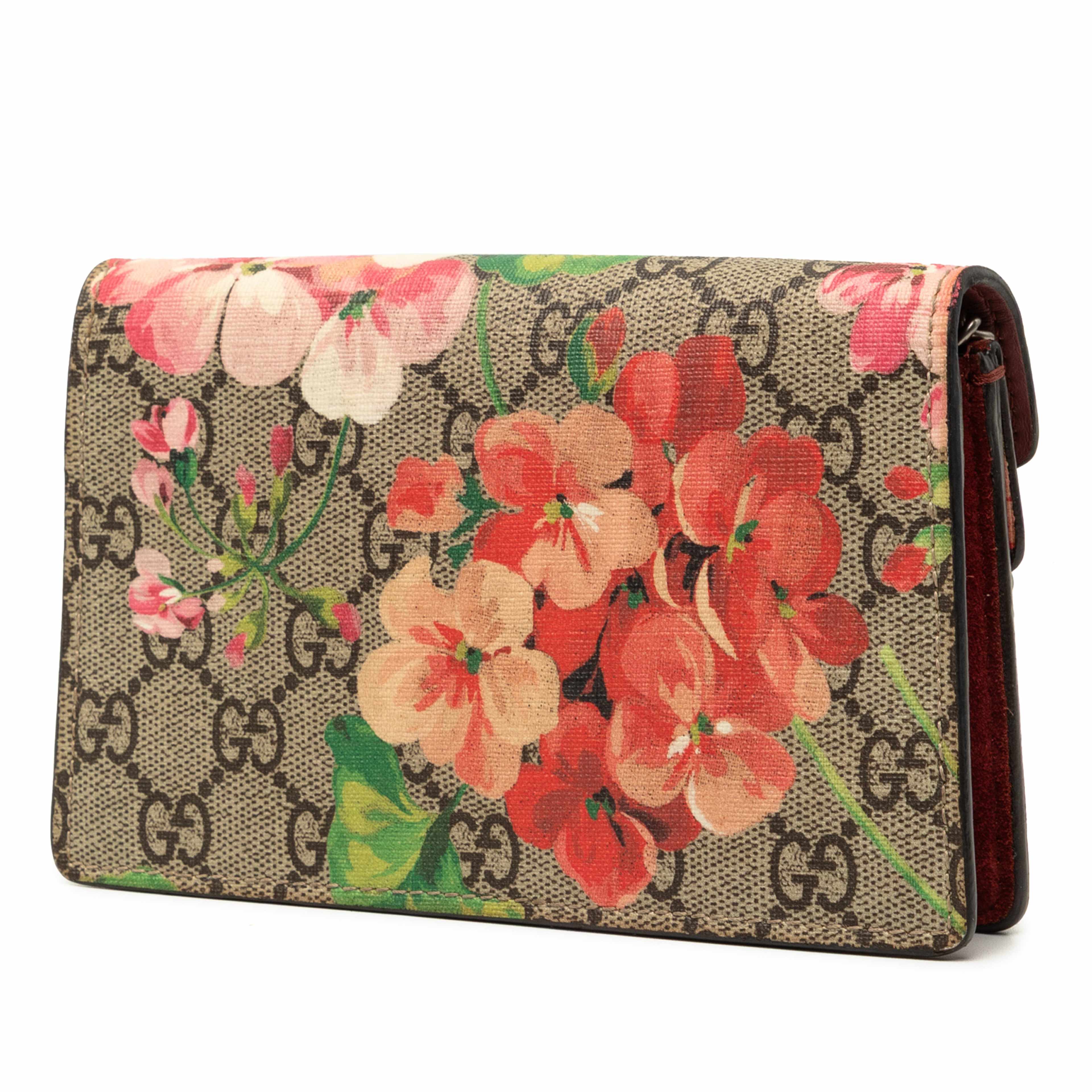 Gucci Mini Gg Supreme Blooms Dionysus Crossbody, från Luxclusif, i färgen beige. Klicka för att öppna bilden i stort format