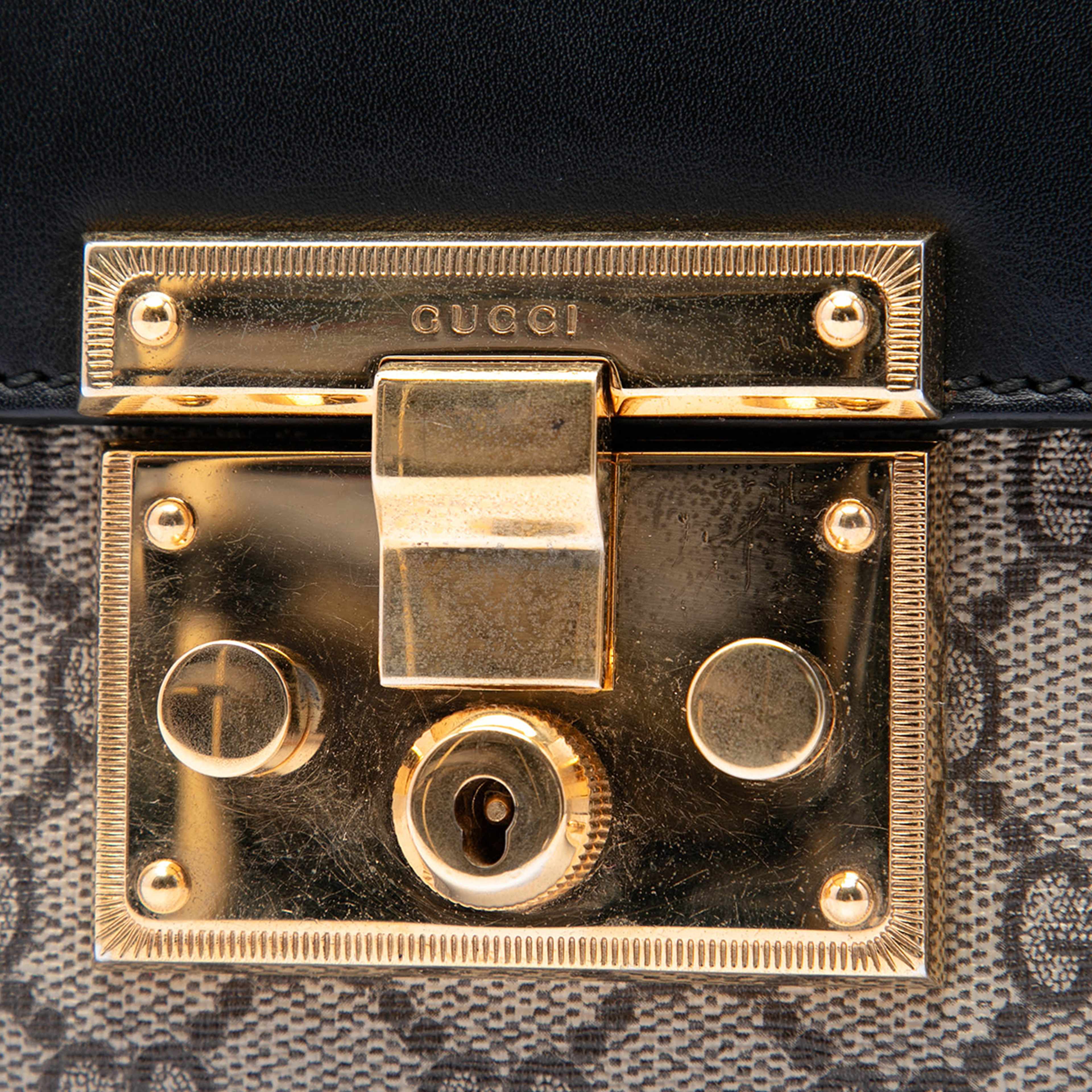 Gucci Small Gg Supreme Padlock Crossbody, från Luxclusif, i färgen svart. Klicka för att öppna bilden i stort format