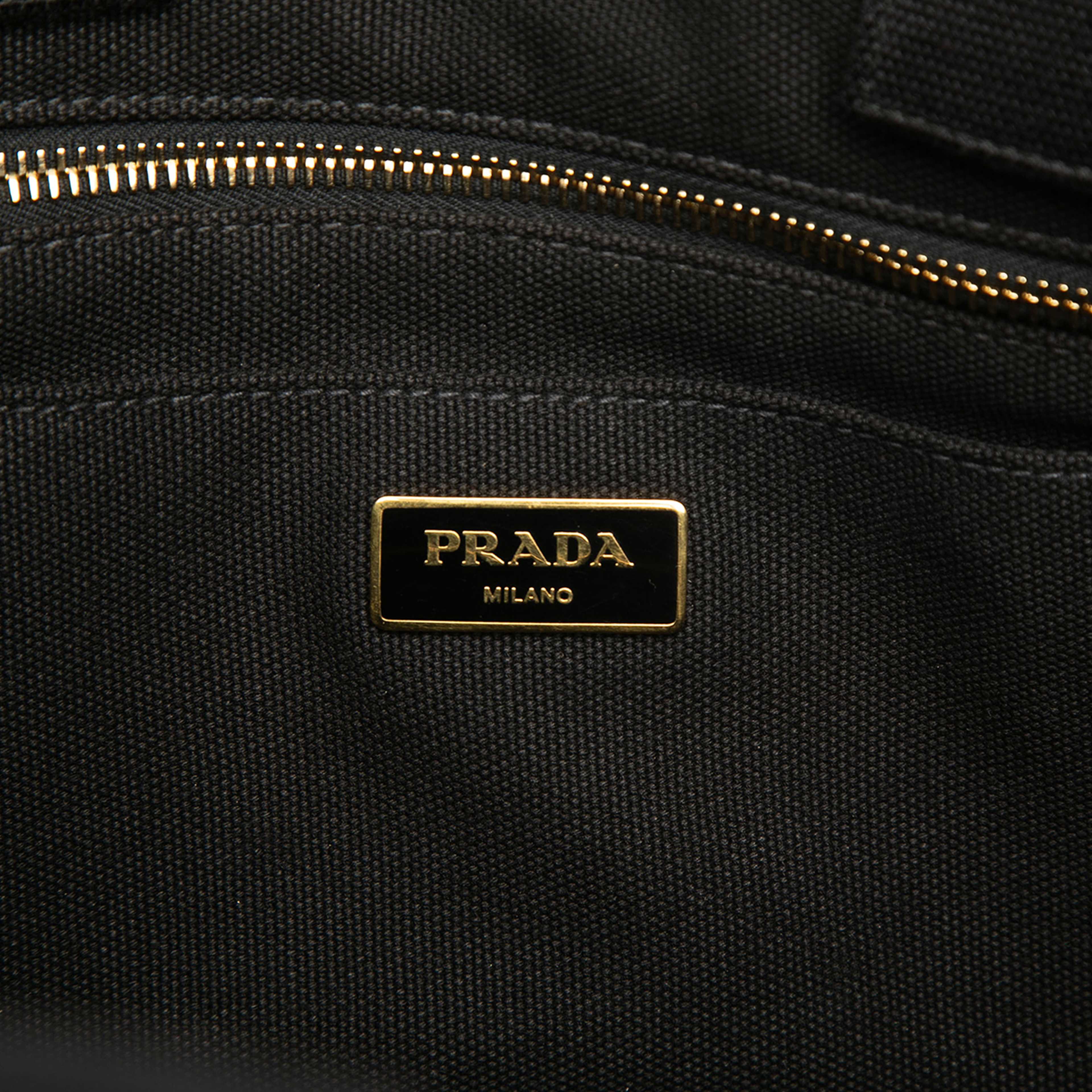 Prada Canvas Canapa Logo Tote, från Luxclusif, i färgen svart. Klicka för att öppna bilden i stort format