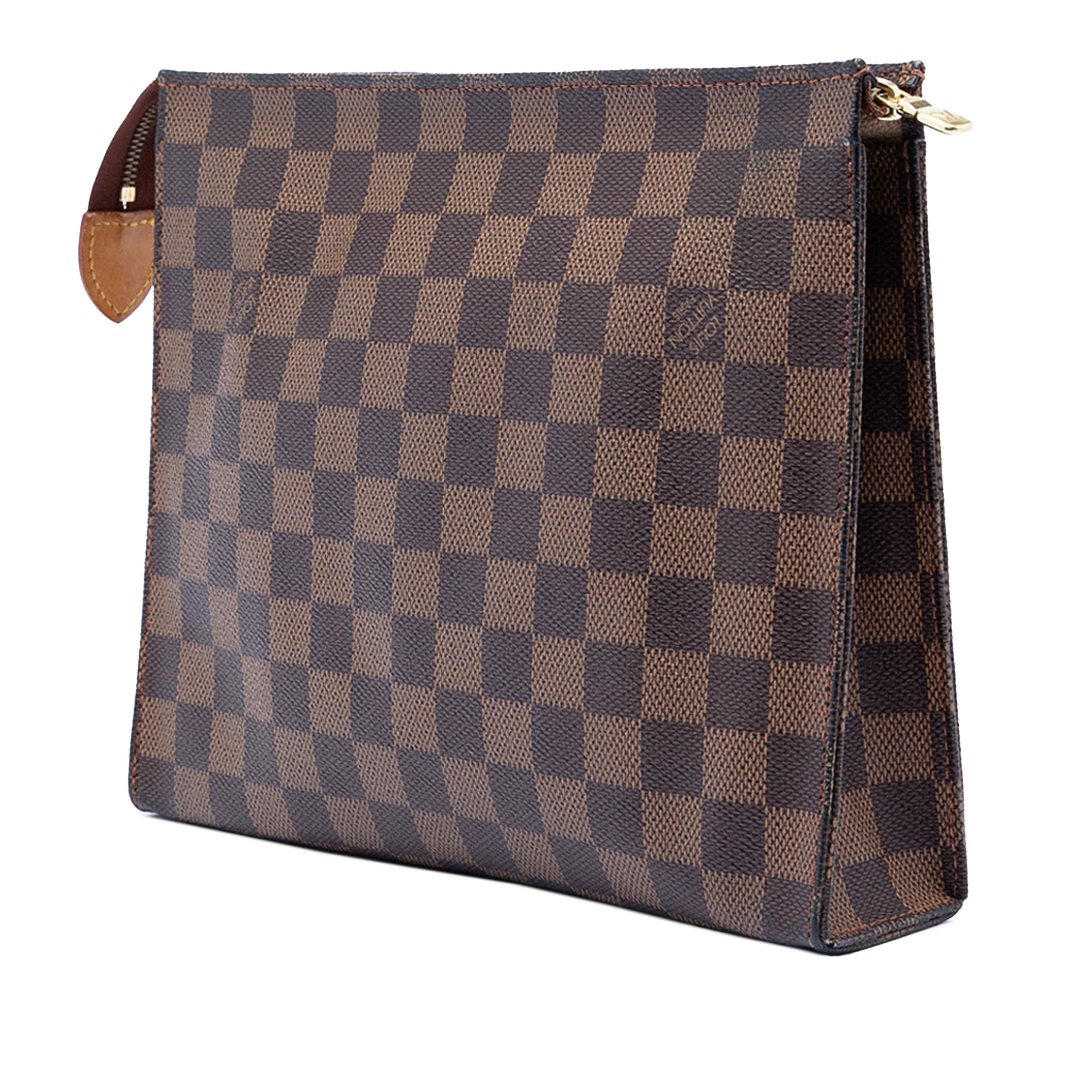 Louis Vuitton Damier Ebene Toiletry Pouch 26, från Luxclusif, i färgen brown. Klicka för att öppna bilden i stort format