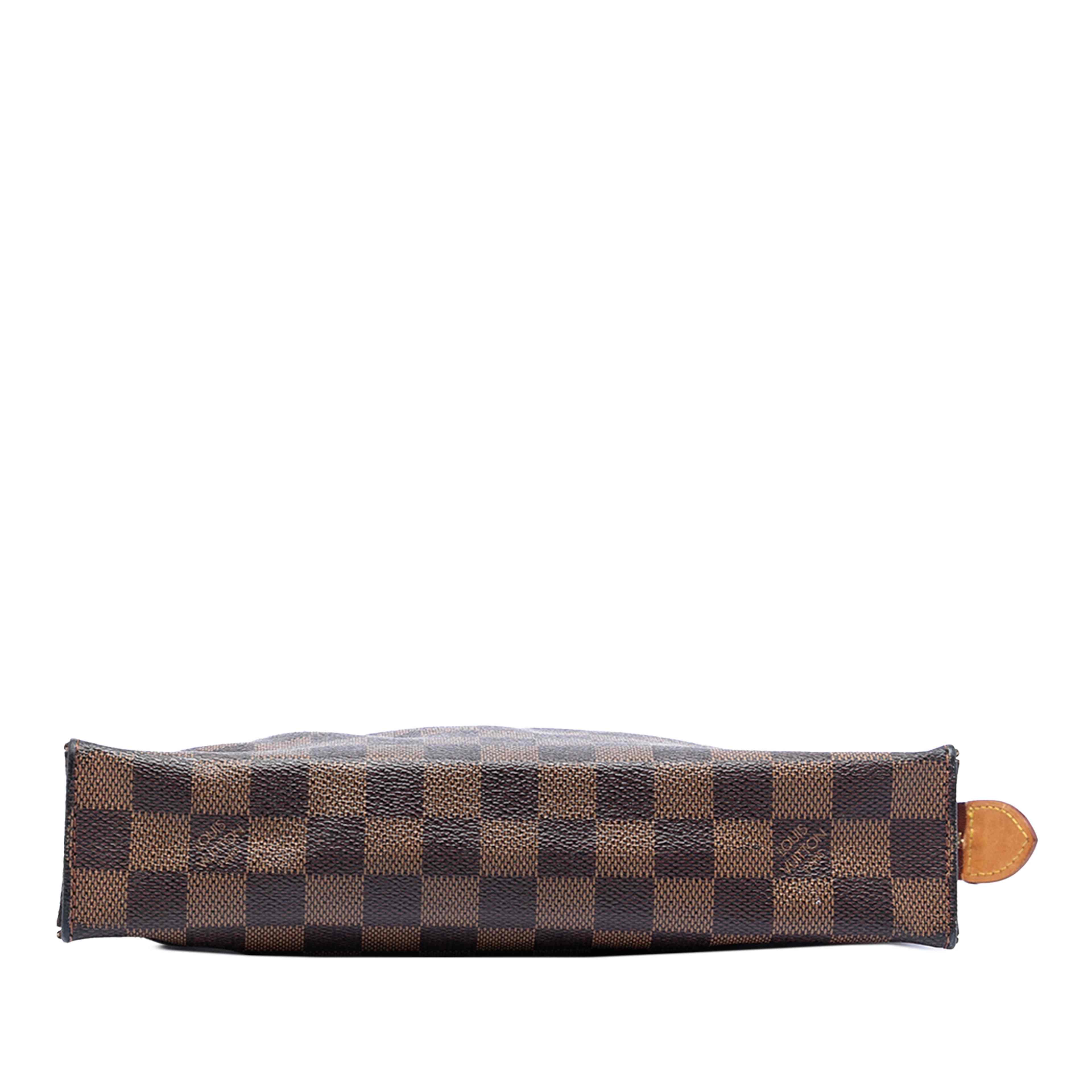 Louis Vuitton Damier Ebene Toiletry Pouch 26, från Luxclusif, i färgen brown. Klicka för att öppna bilden i stort format