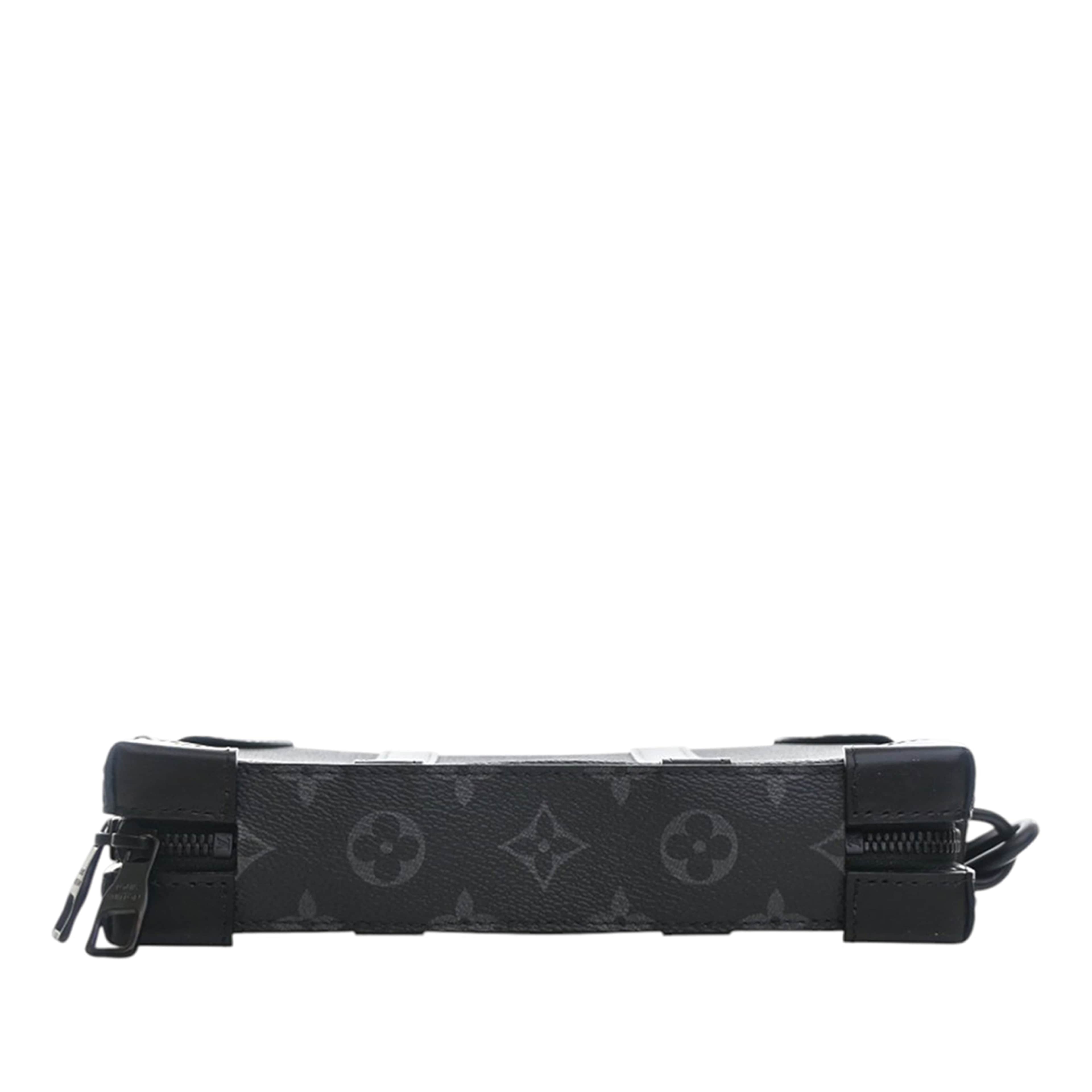 Louis Vuitton Monogram Eclipse Soft Trunk Wallet Crossbody, från Luxclusif, i färgen black. Klicka för att öppna bilden i stort format