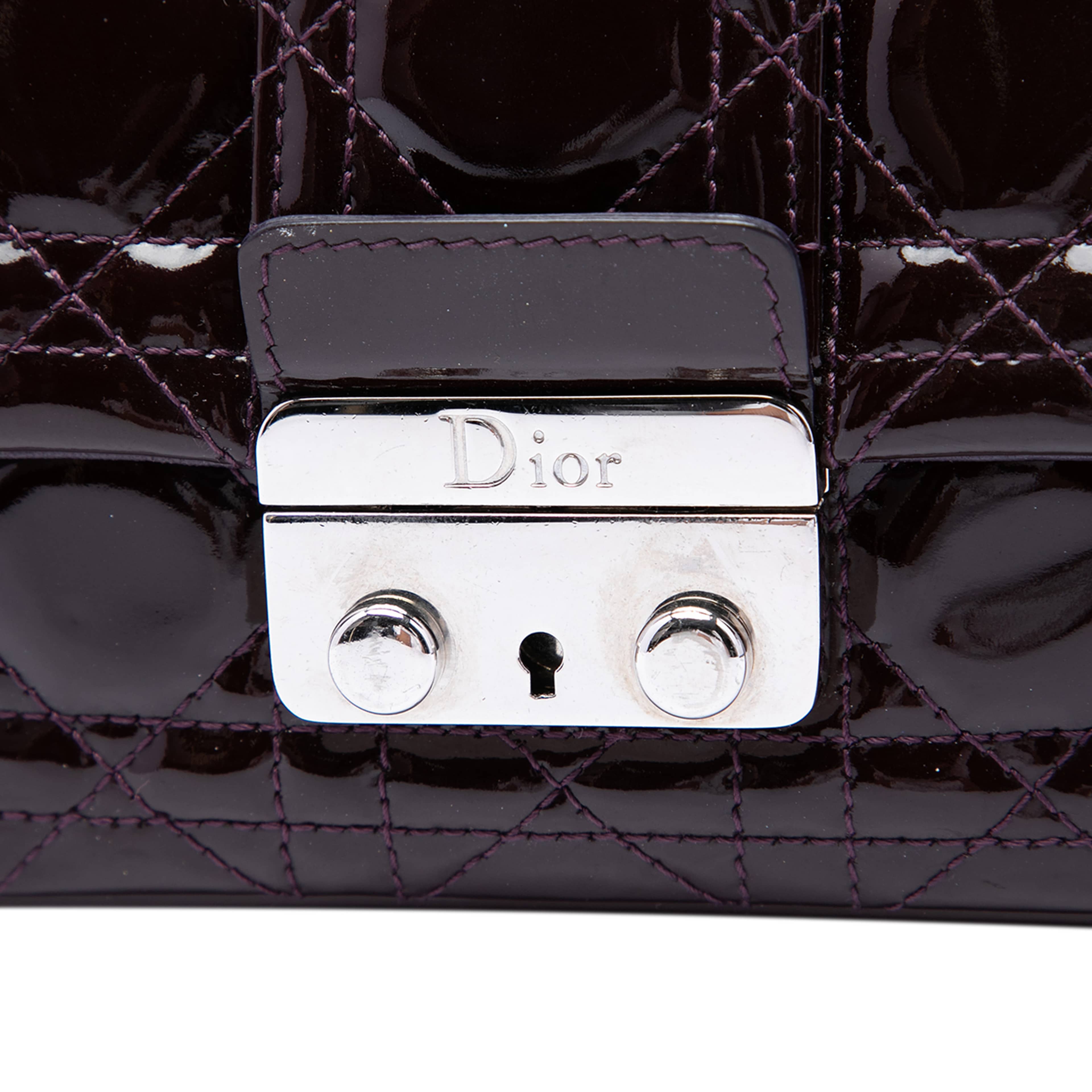 Dior Patent Cannage New Lock Pouch Crossbody, från Luxclusif, i färgen purpur. Klicka för att öppna bilden i stort format