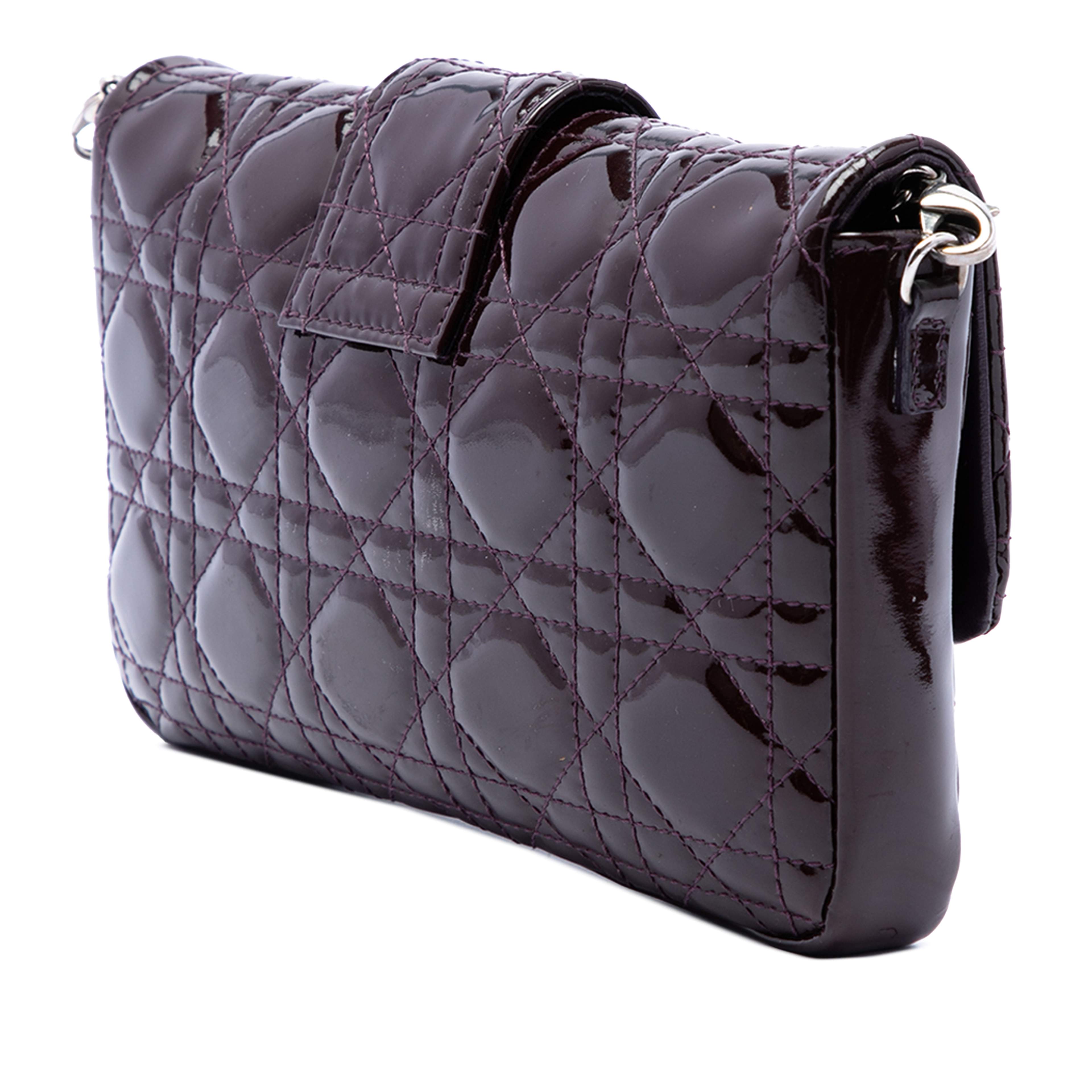 Dior Patent Cannage New Lock Pouch Crossbody, från Luxclusif, i färgen purpur. Klicka för att öppna bilden i stort format