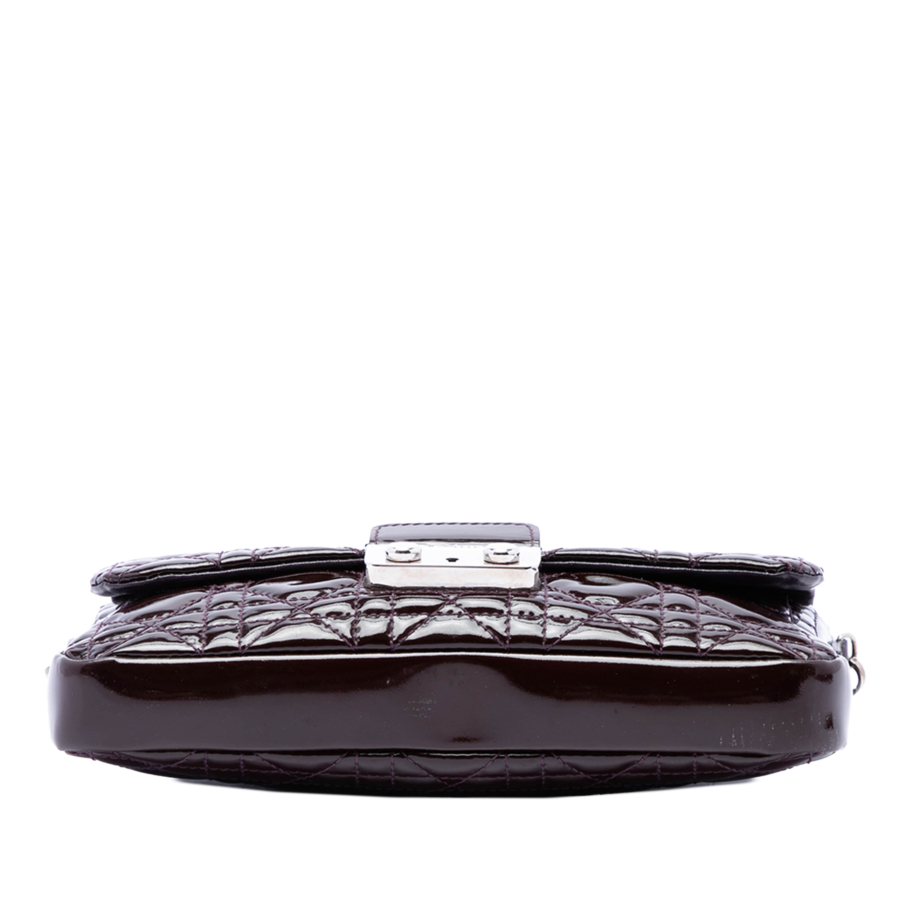 Dior Patent Cannage New Lock Pouch Crossbody, från Luxclusif, i färgen purpur. Klicka för att öppna bilden i stort format