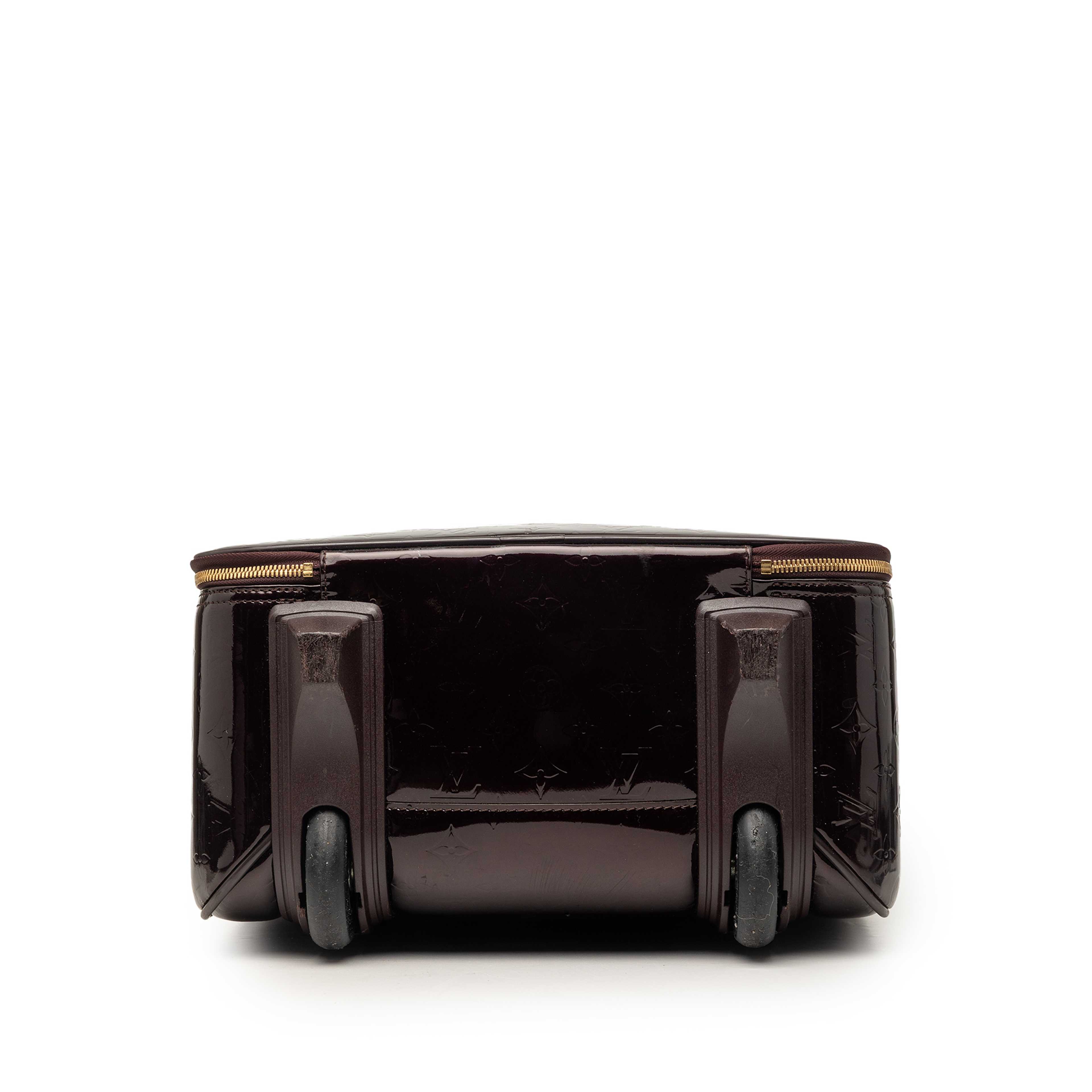 Louis Vuitton Monogram Vernis Pegase 45, från Luxclusif, i färgen purple. Klicka för att öppna bilden i stort format