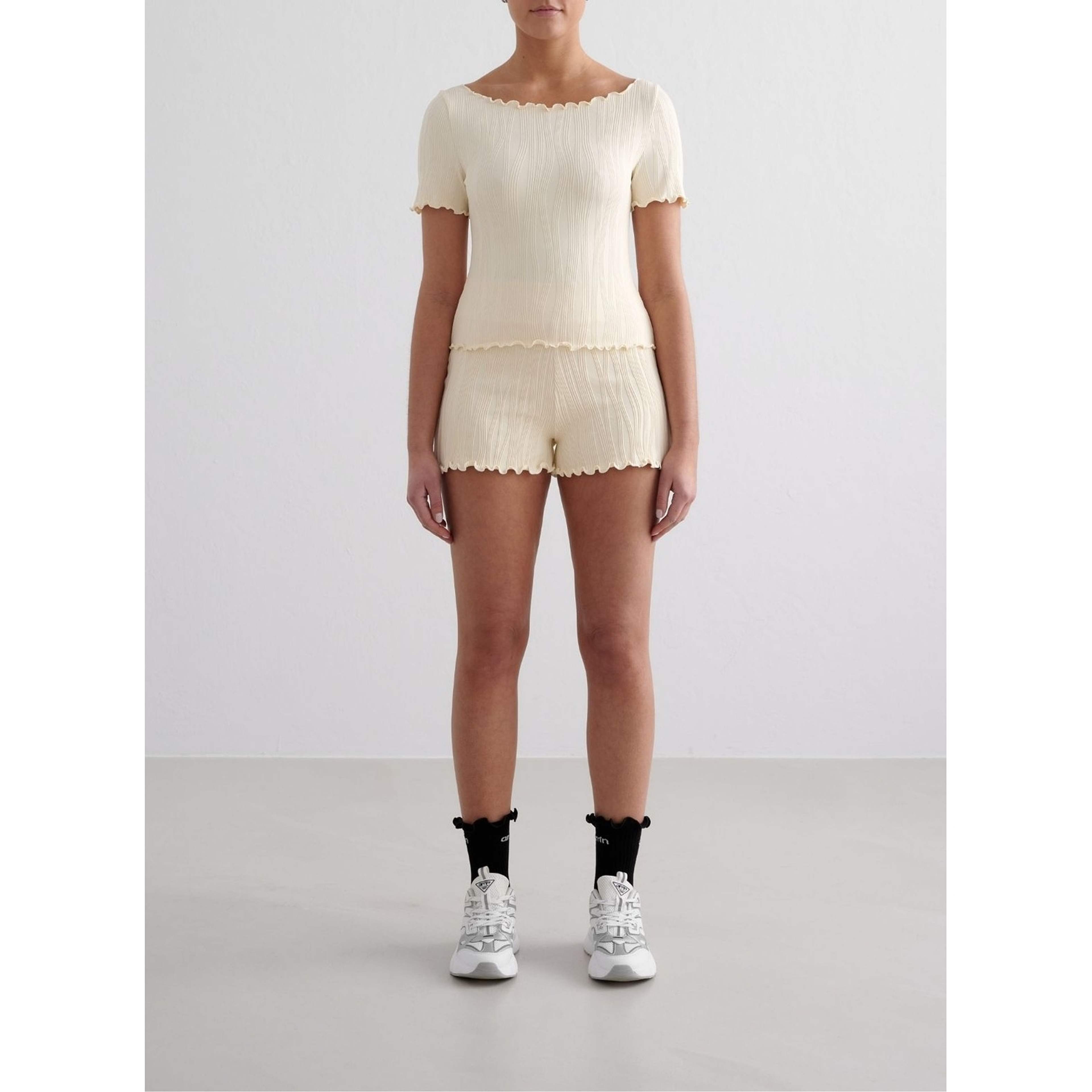 Tulip Short Sleeve Top, från aim'n, i färgen almond white. Klicka för att öppna bilden i stort format