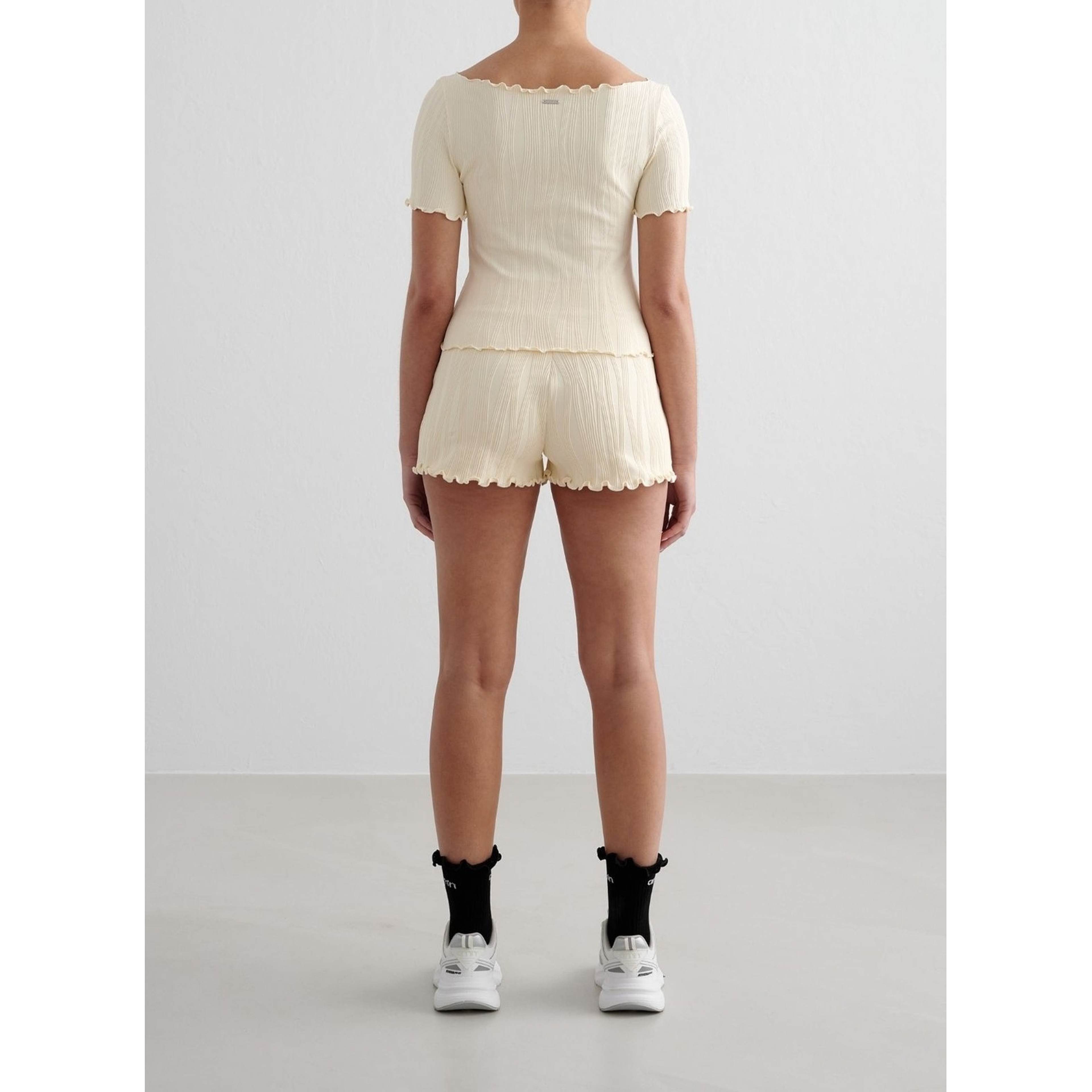 Tulip Short Sleeve Top, från aim'n, i färgen almond white. Klicka för att öppna bilden i stort format