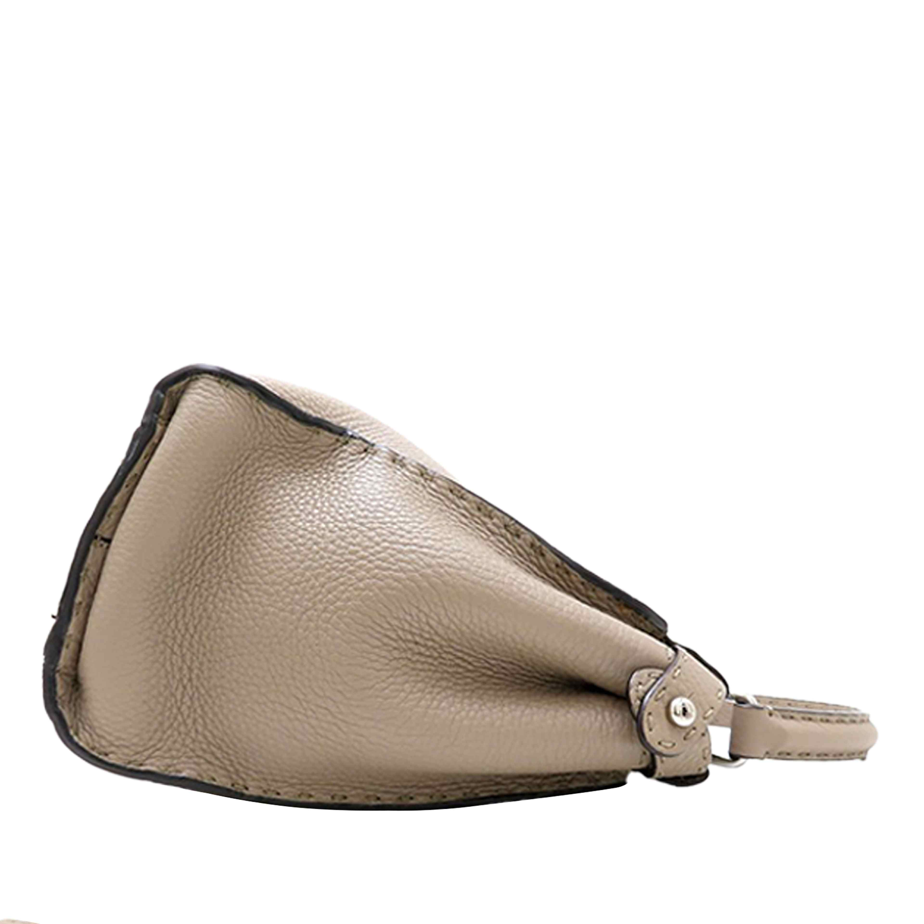 Fendi Medium Leather Selleria Peekaboo Iconic Satchel, från Luxclusif, i färgen brun. Klicka för att öppna bilden i stort format