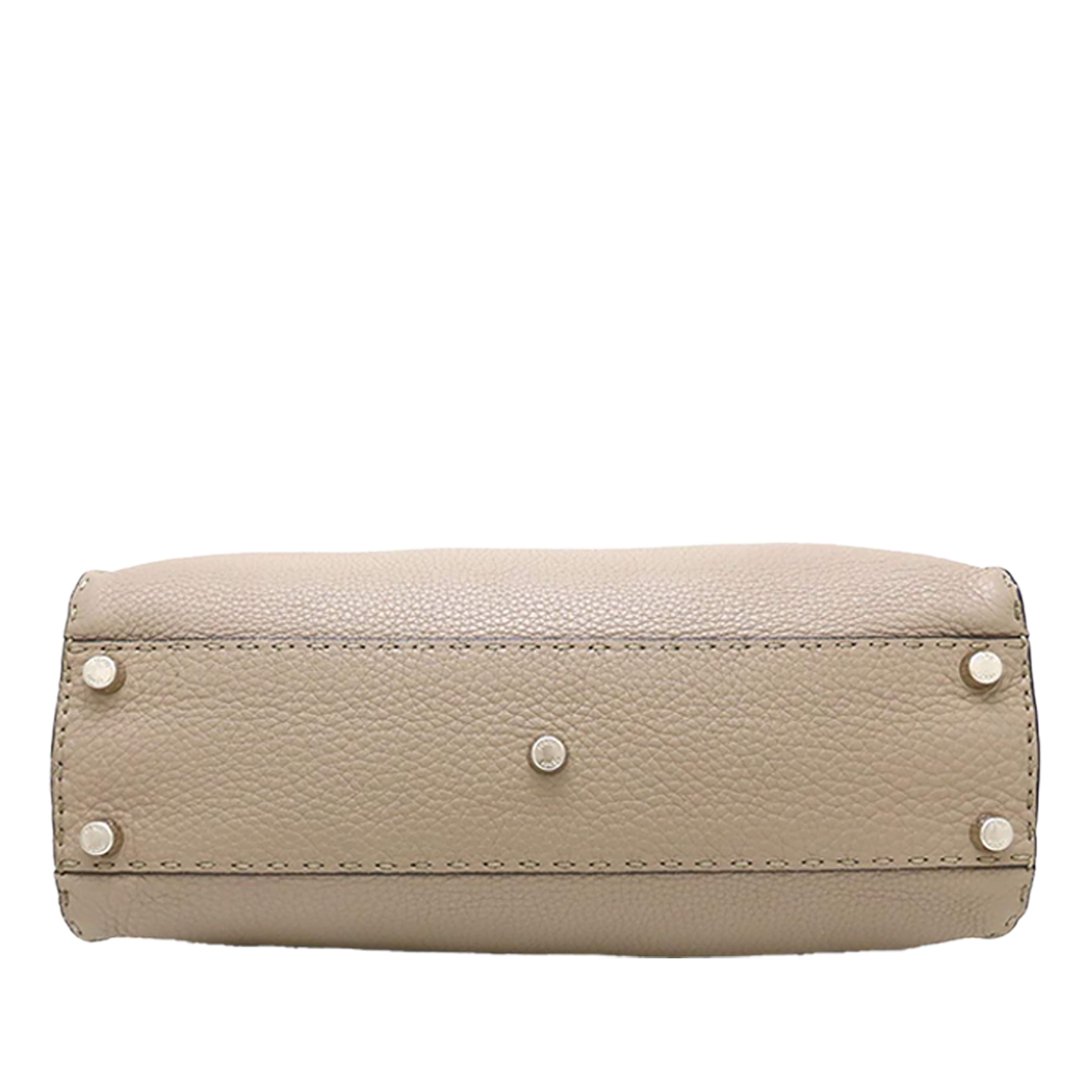 Fendi Medium Leather Selleria Peekaboo Iconic Satchel, från Luxclusif, i färgen brun. Klicka för att öppna bilden i stort format