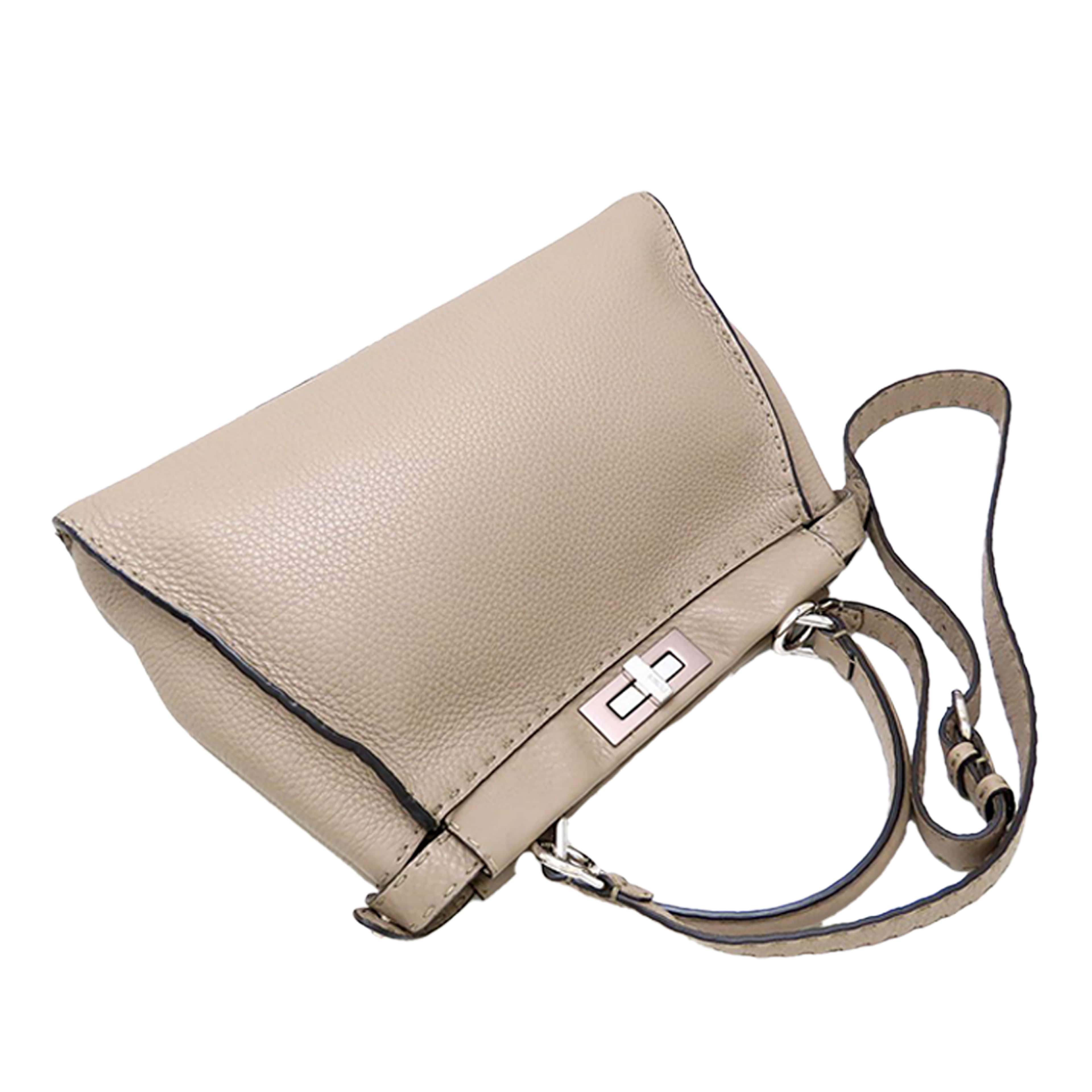 Fendi Medium Leather Selleria Peekaboo Iconic Satchel, från Luxclusif, i färgen brown. Klicka för att öppna bilden i stort format
