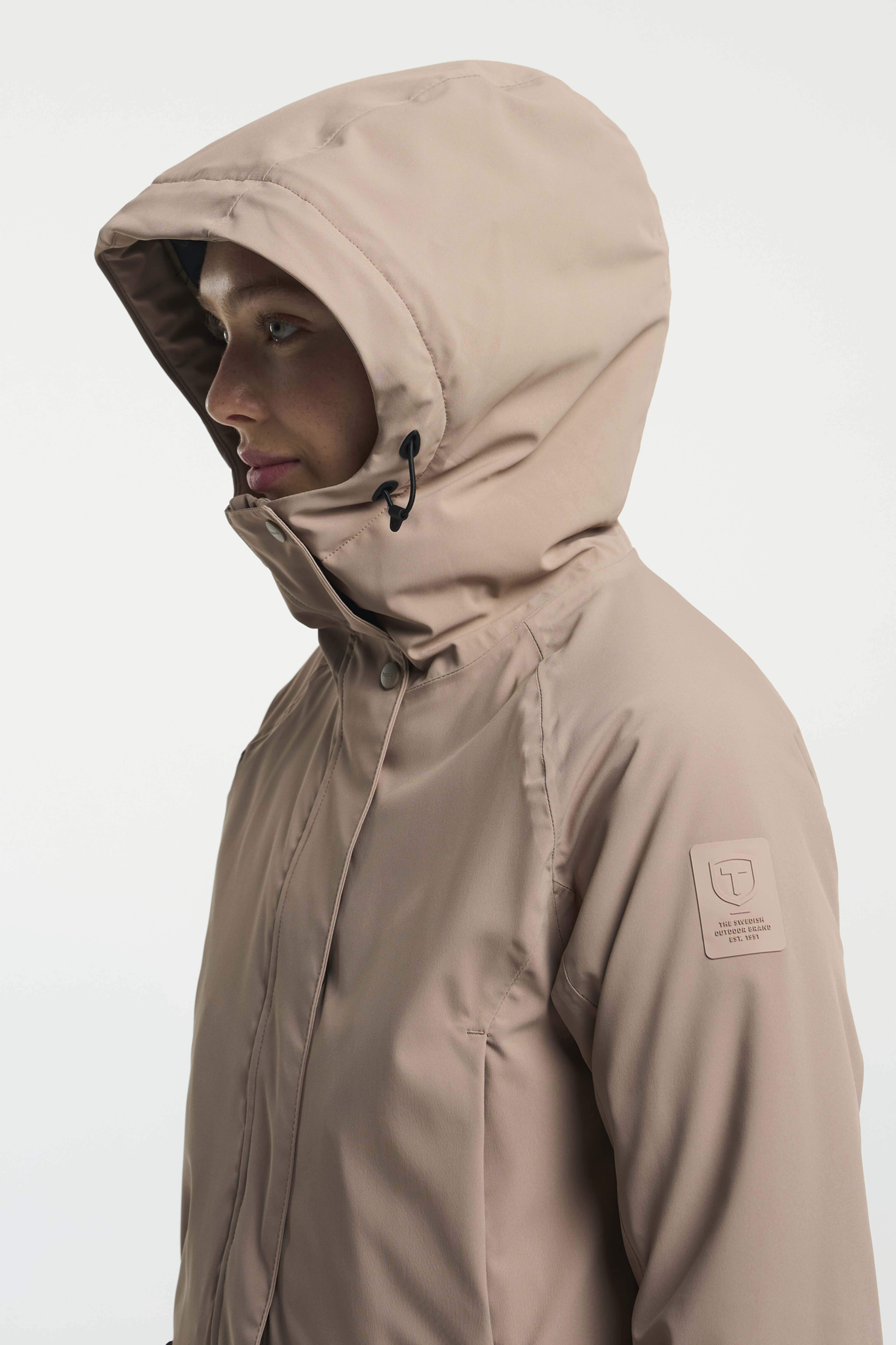 Trudy Parka Women, från Tenson, i färgen taupe. Klicka för att öppna bilden i stort format