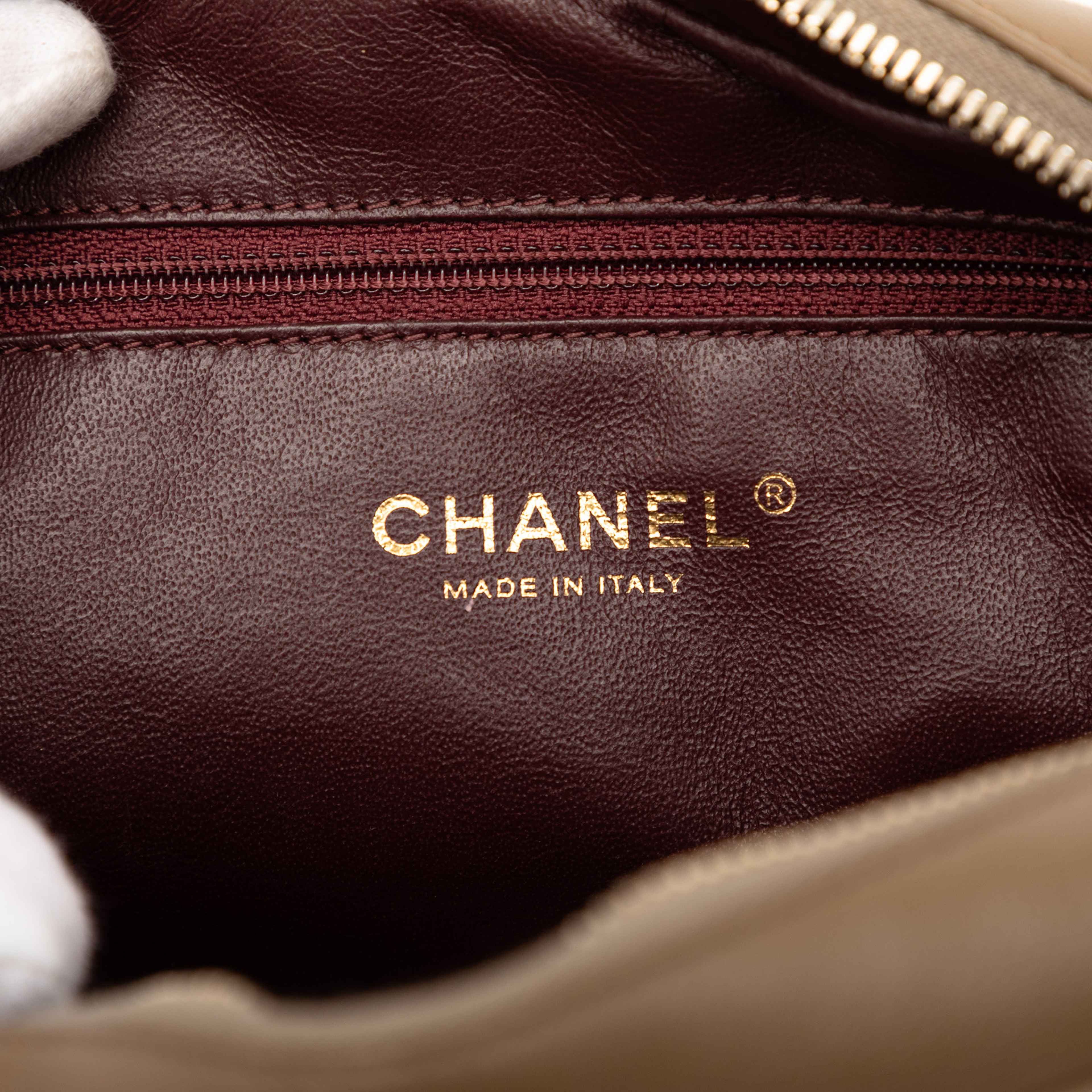 Chanel Cc Quilted Lambskin Diamond Camera Bag, från Luxclusif, i färgen mocha. Klicka för att öppna bilden i stort format