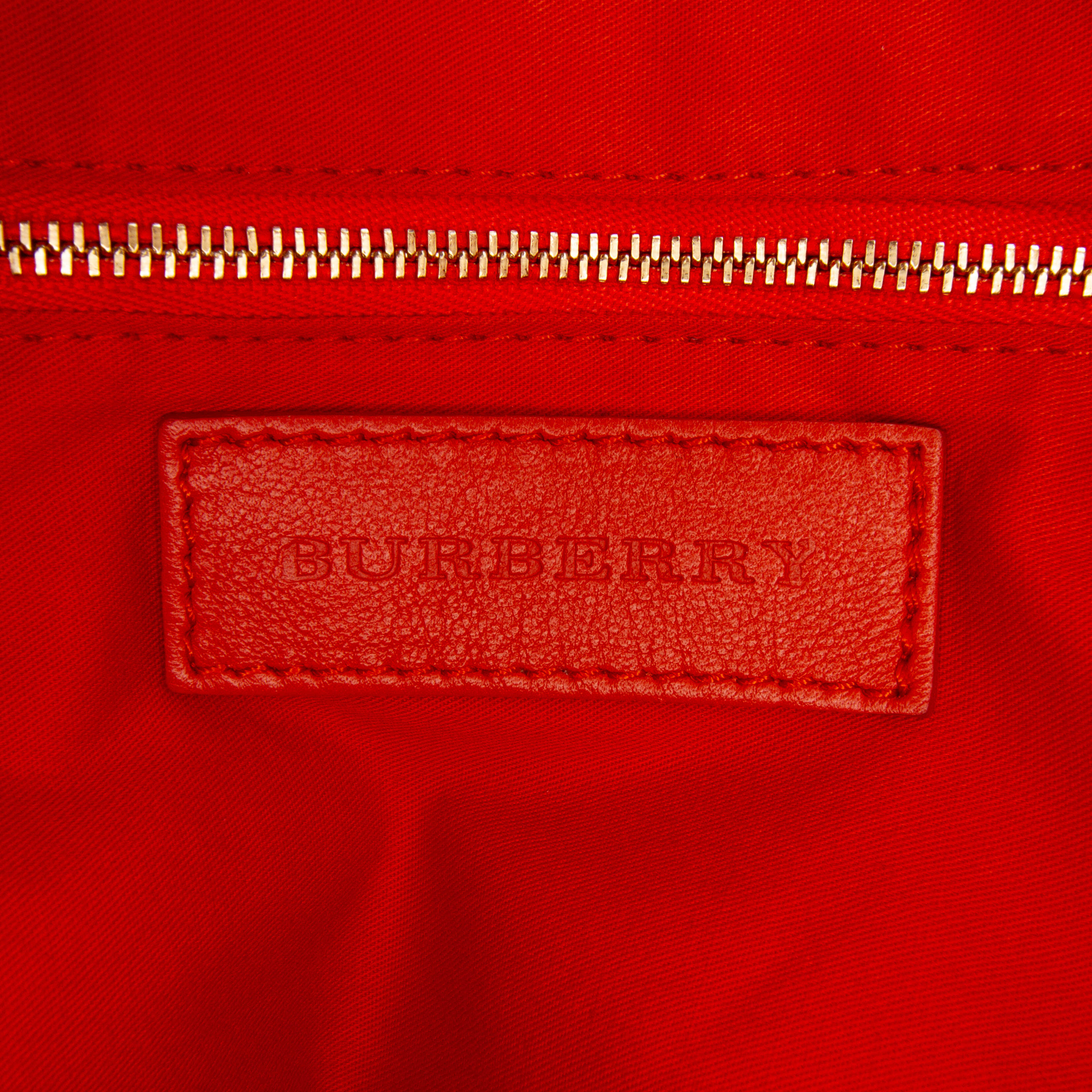 Burberry Small Haymarket Check Coated Canvas Canterbury Tote, från Luxclusif, i färgen beige. Klicka för att öppna bilden i stort format