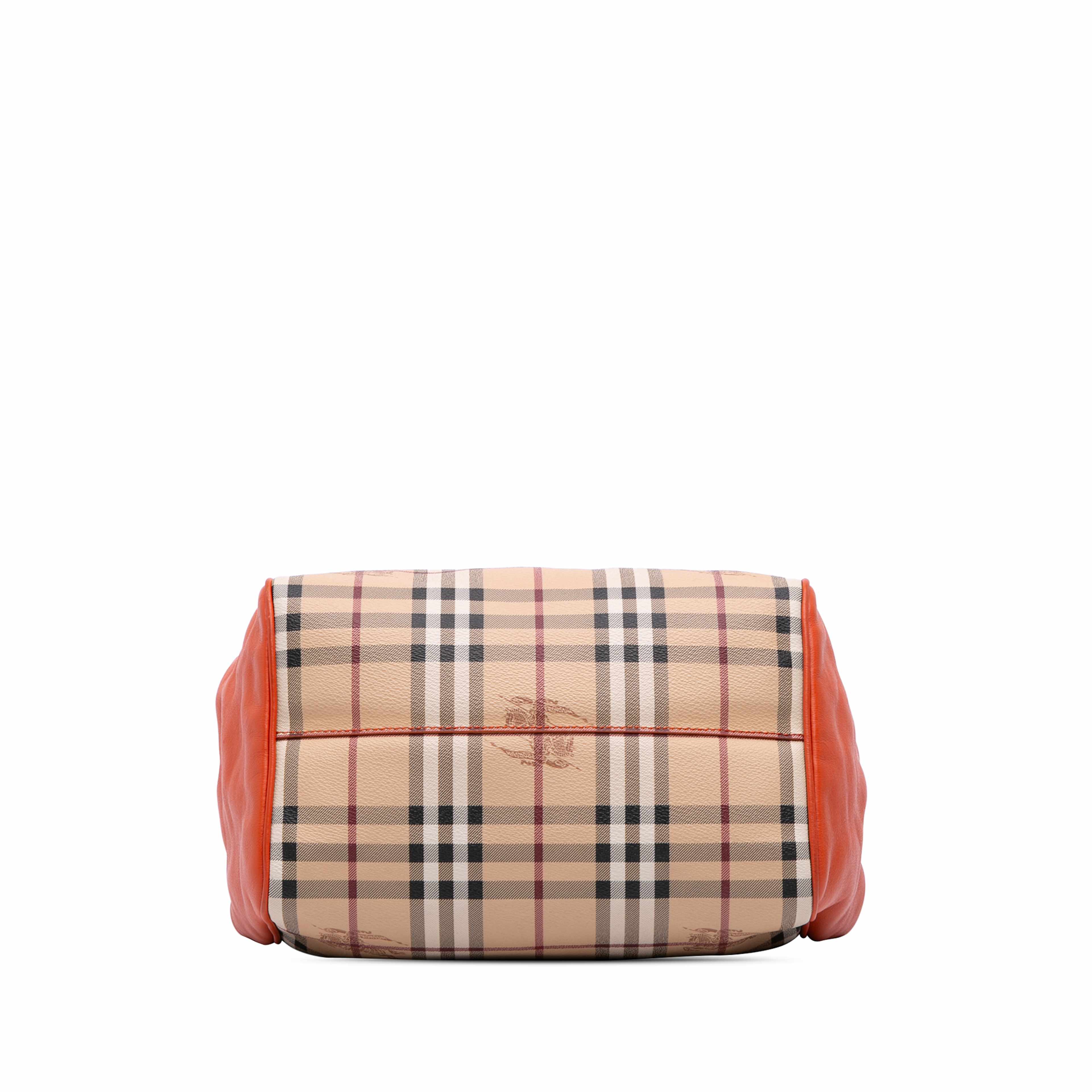 Burberry Small Haymarket Check Coated Canvas Canterbury Tote, från Luxclusif, i färgen beige. Klicka för att öppna bilden i stort format