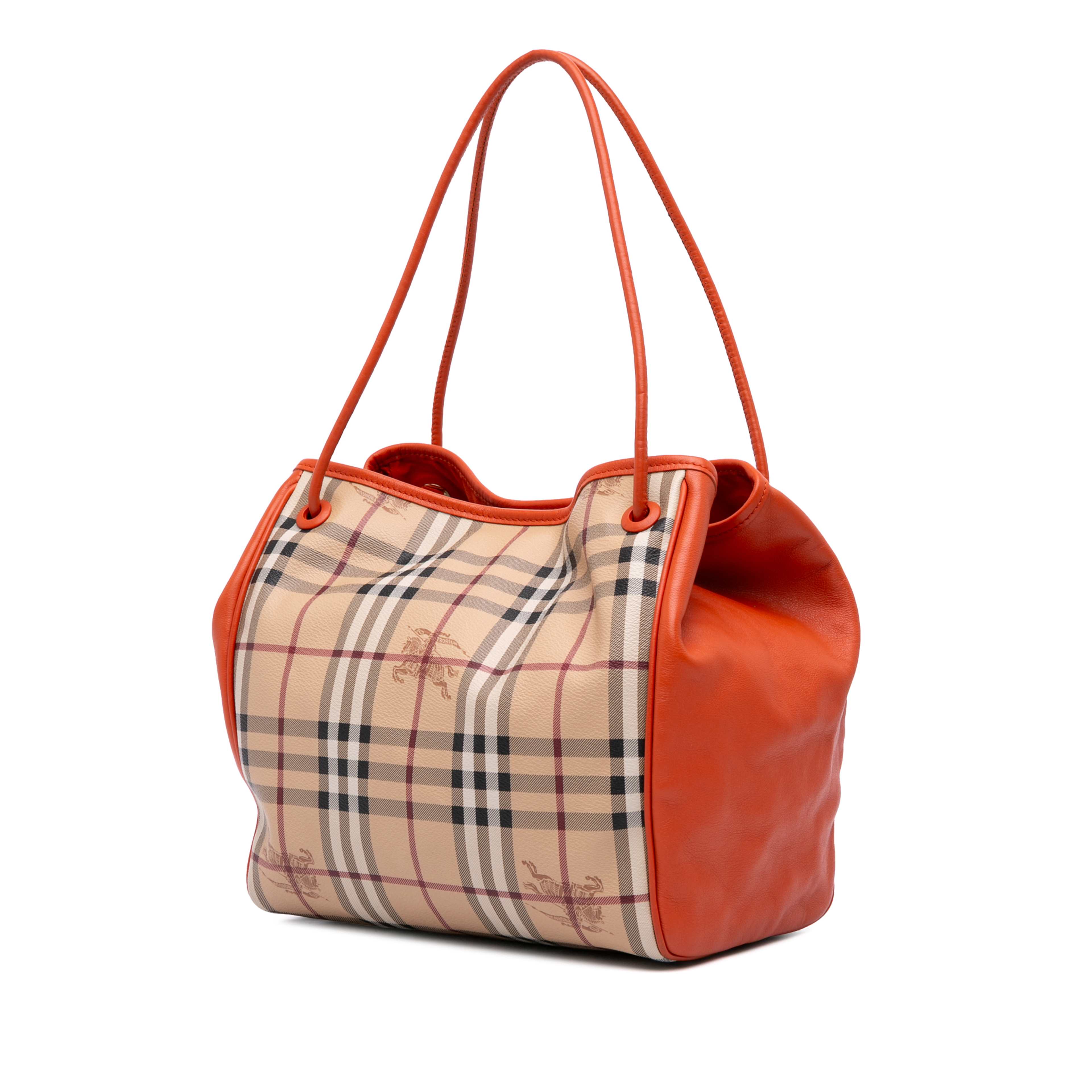 Burberry Small Haymarket Check Coated Canvas Canterbury Tote, från Luxclusif, i färgen beige. Klicka för att öppna bilden i stort format