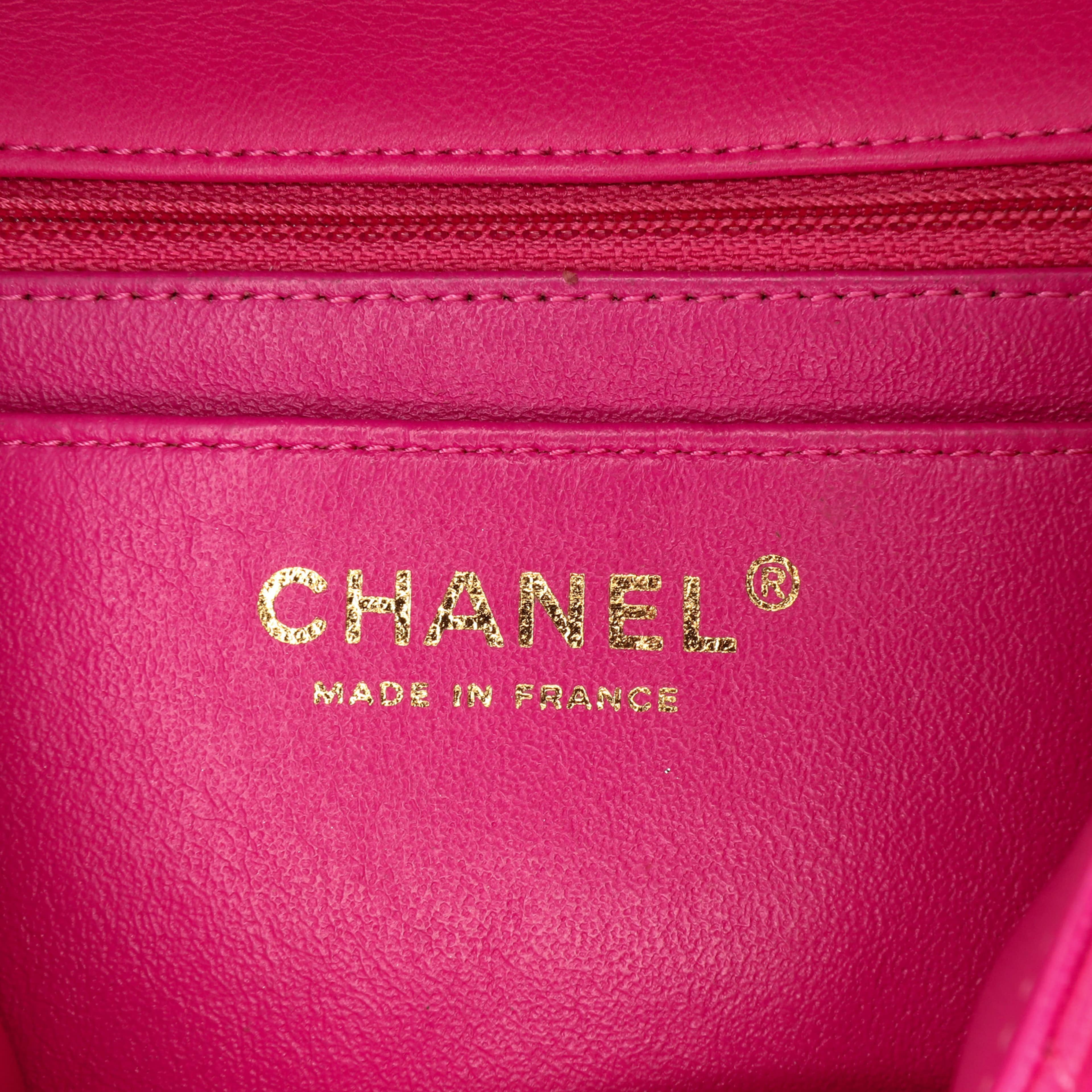 Chanel Mini Rectangular Classic Chevron Lambskin Single Flap, från Luxclusif, i färgen hot pink. Klicka för att öppna bilden i stort format