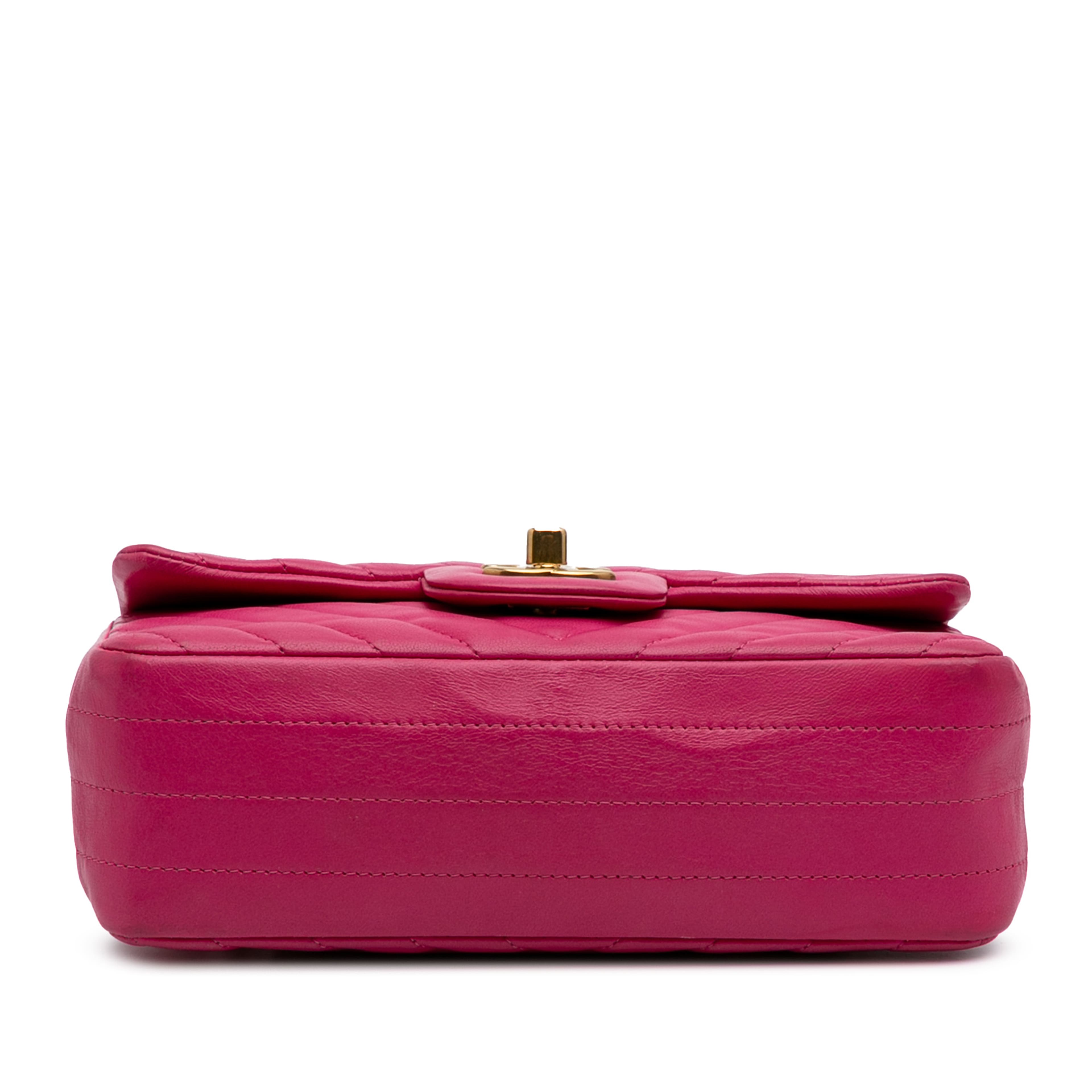 Chanel Mini Rectangular Classic Chevron Lambskin Single Flap, från Luxclusif, i färgen rosa. Klicka för att öppna bilden i stort format