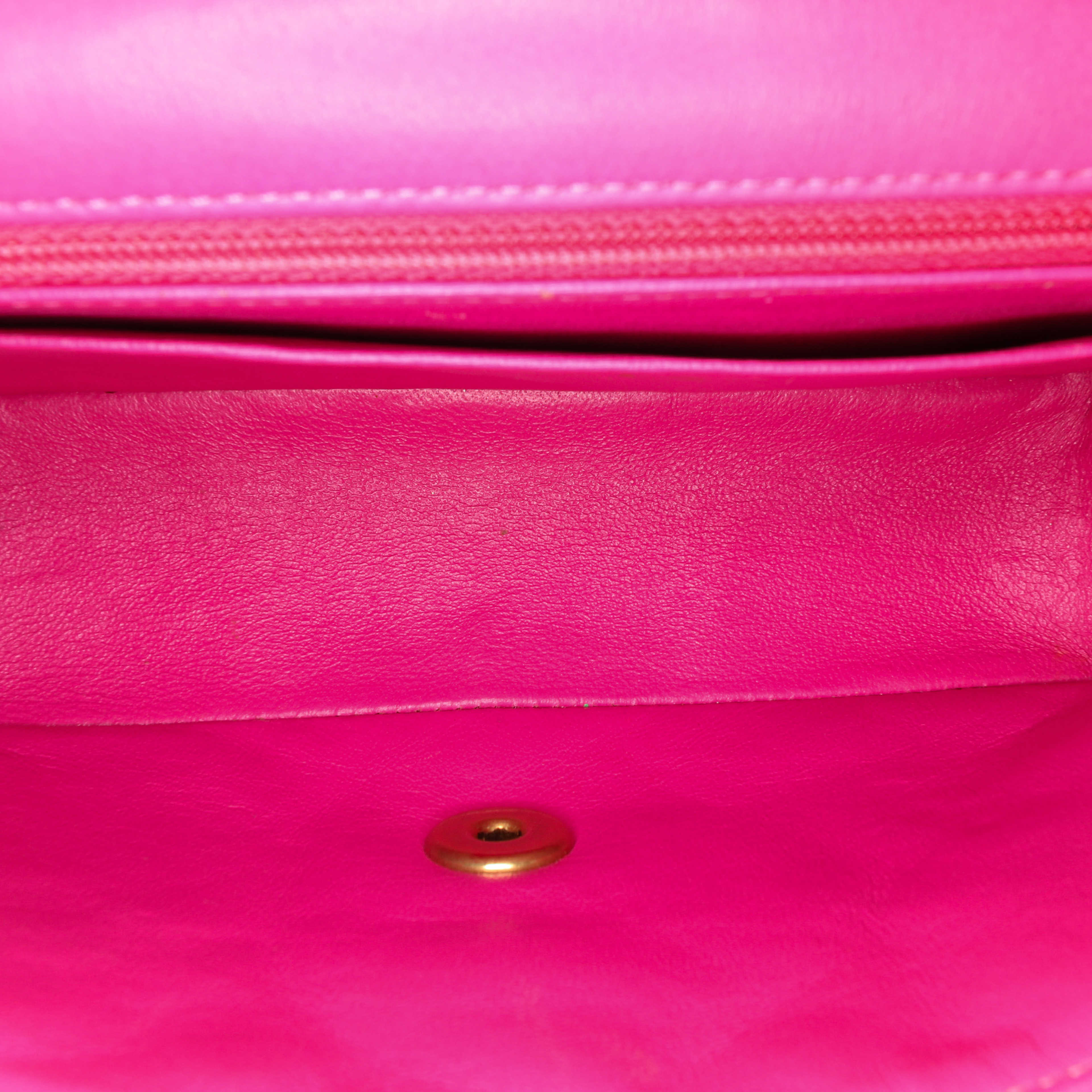 Chanel Mini Rectangular Classic Chevron Lambskin Single Flap, från Luxclusif, i färgen hot pink. Klicka för att öppna bilden i stort format