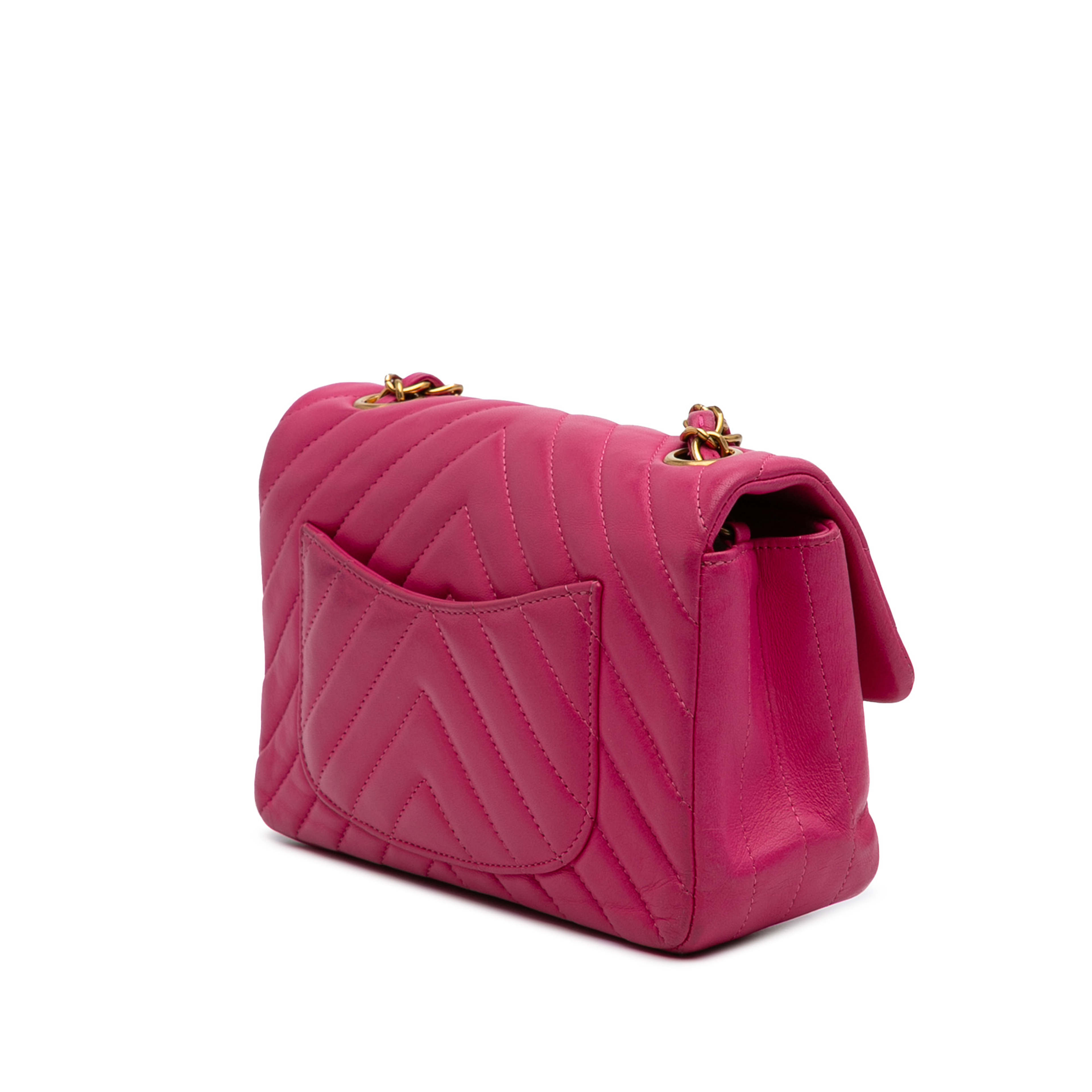 Chanel Mini Rectangular Classic Chevron Lambskin Single Flap, från Luxclusif, i färgen hot pink. Klicka för att öppna bilden i stort format