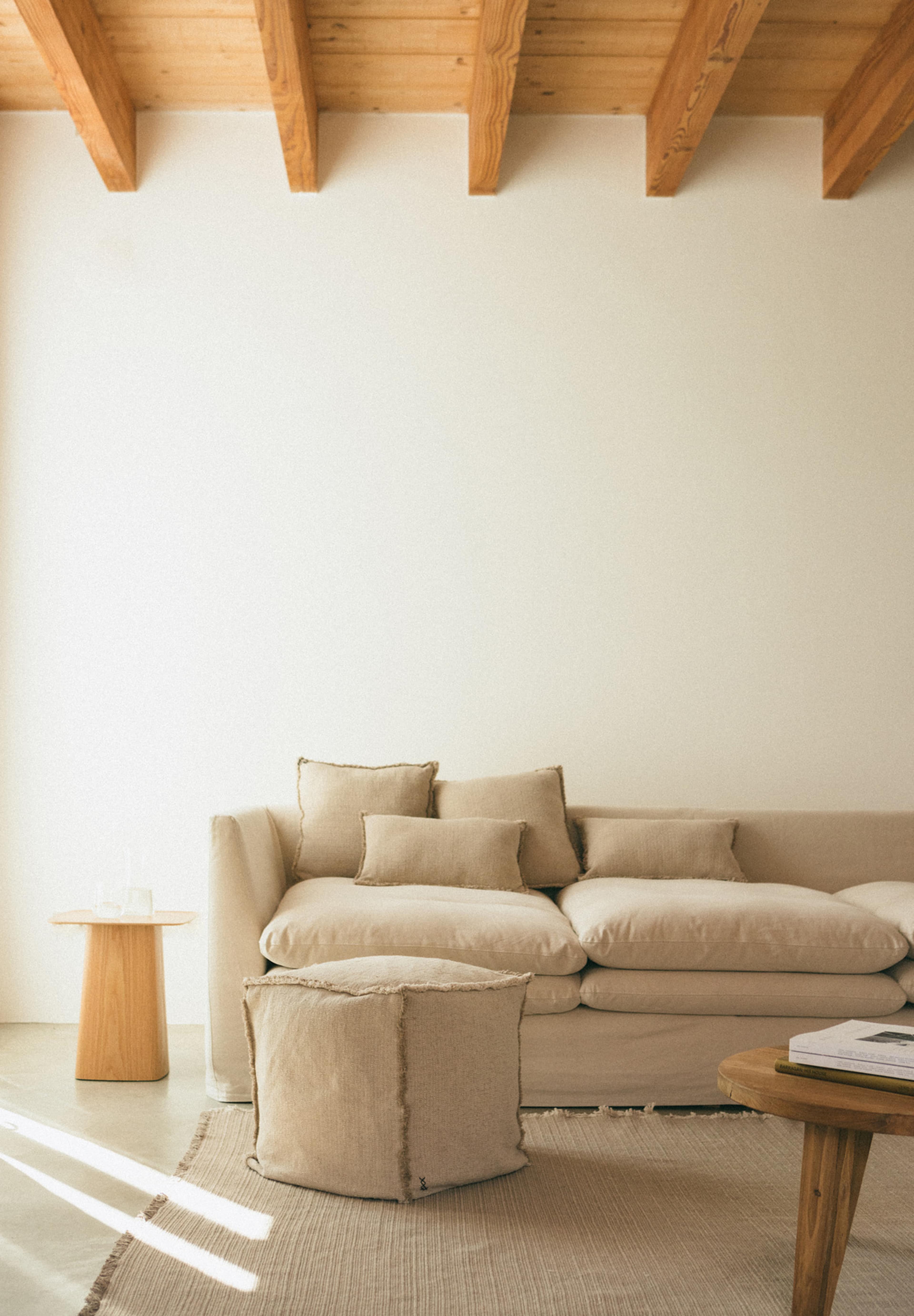 Handvävd Rektangulär Kudde, från LORENA CANALS, i färgen naturlig och beige. Klicka för att öppna bilden i stort format