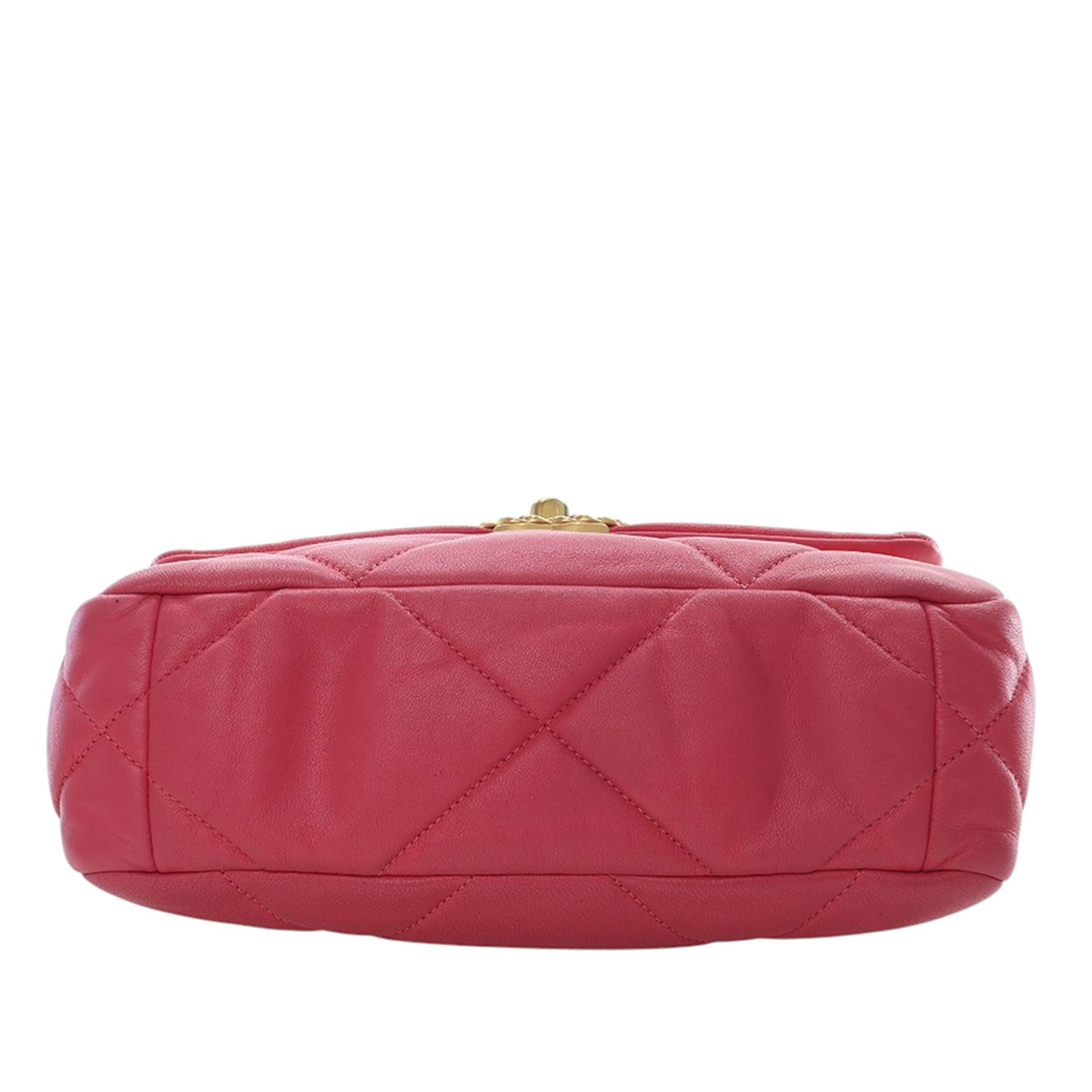 Chanel Medium Lambskin 19 Flap, från Luxclusif, i färgen dark pink. Klicka för att öppna bilden i stort format