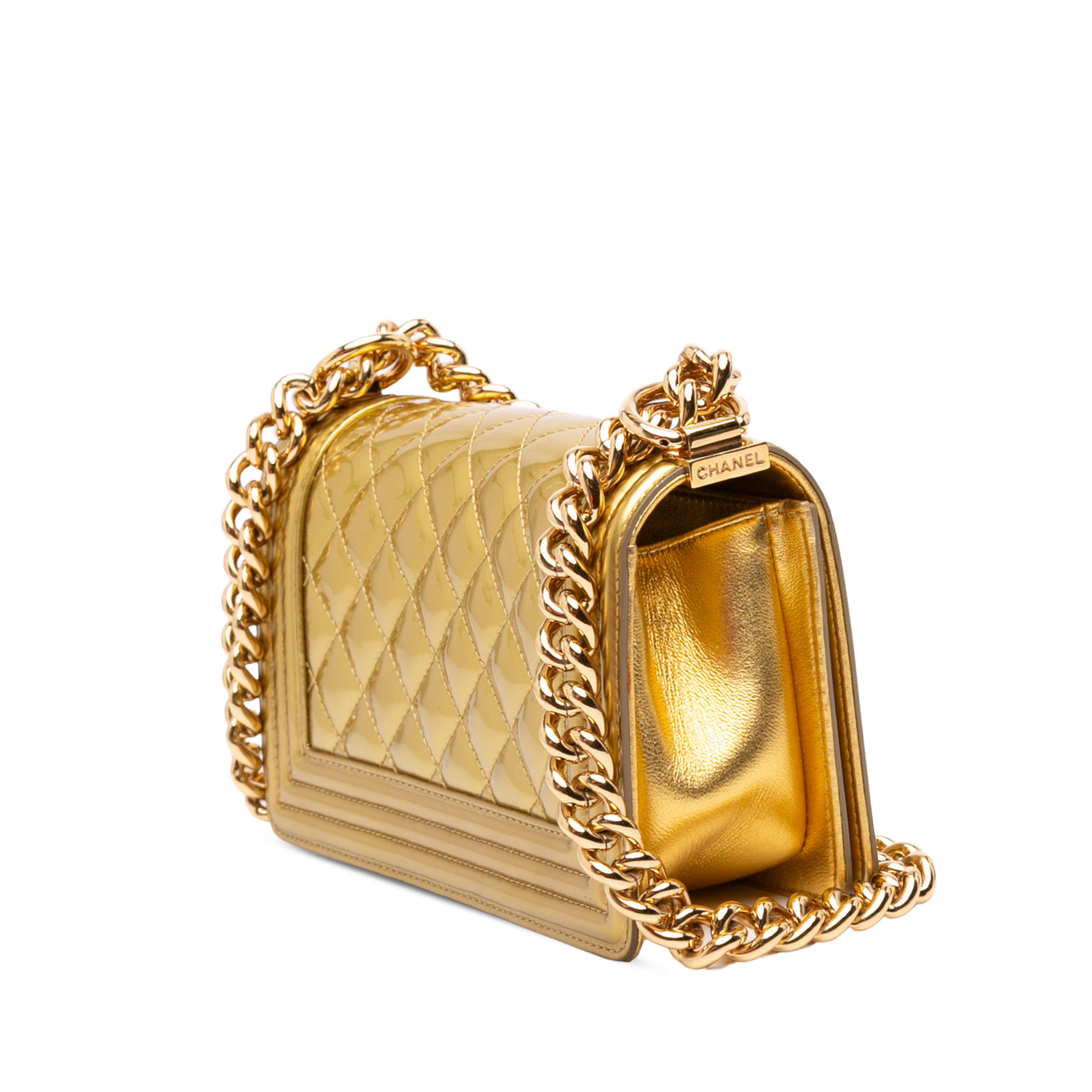 Chanel Small Quilted Metallic Patent Boy Flap, från Luxclusif, i färgen guld. Klicka för att öppna bilden i stort format