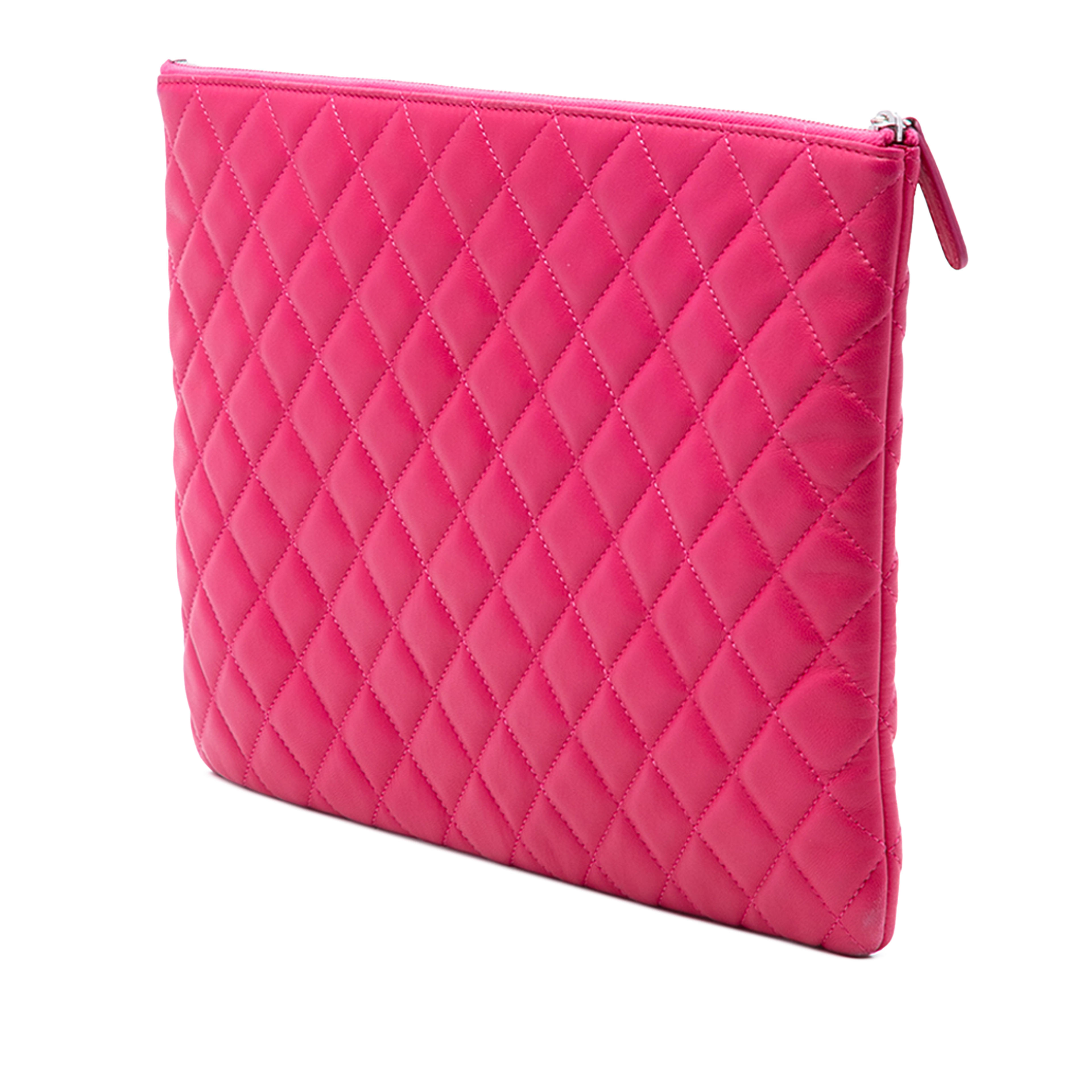Chanel Large Quilted Lambskin O Case Clutch, från Luxclusif, i färgen hot pink. Klicka för att öppna bilden i stort format