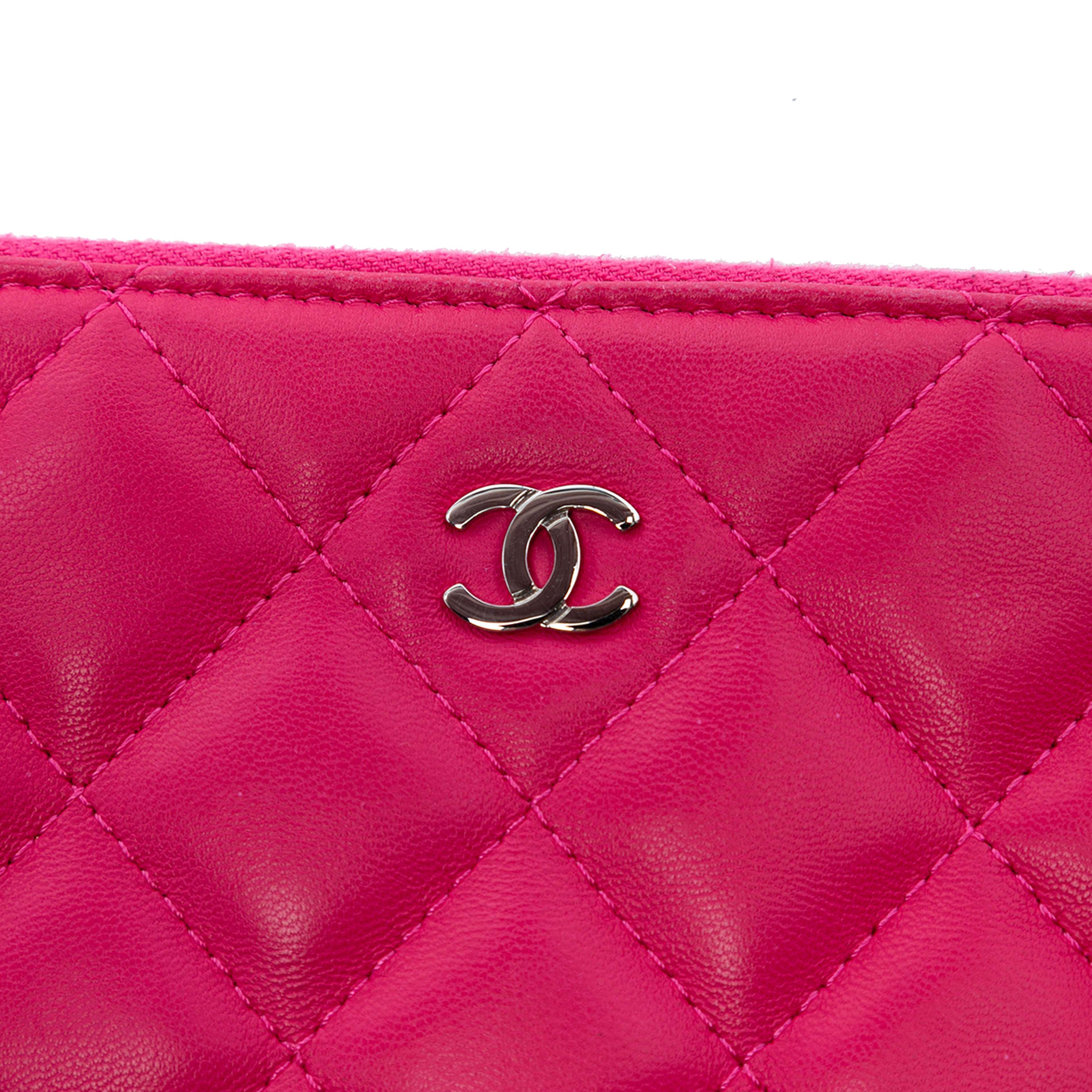 Chanel Large Quilted Lambskin O Case Clutch, från Luxclusif, i färgen hot pink. Klicka för att öppna bilden i stort format