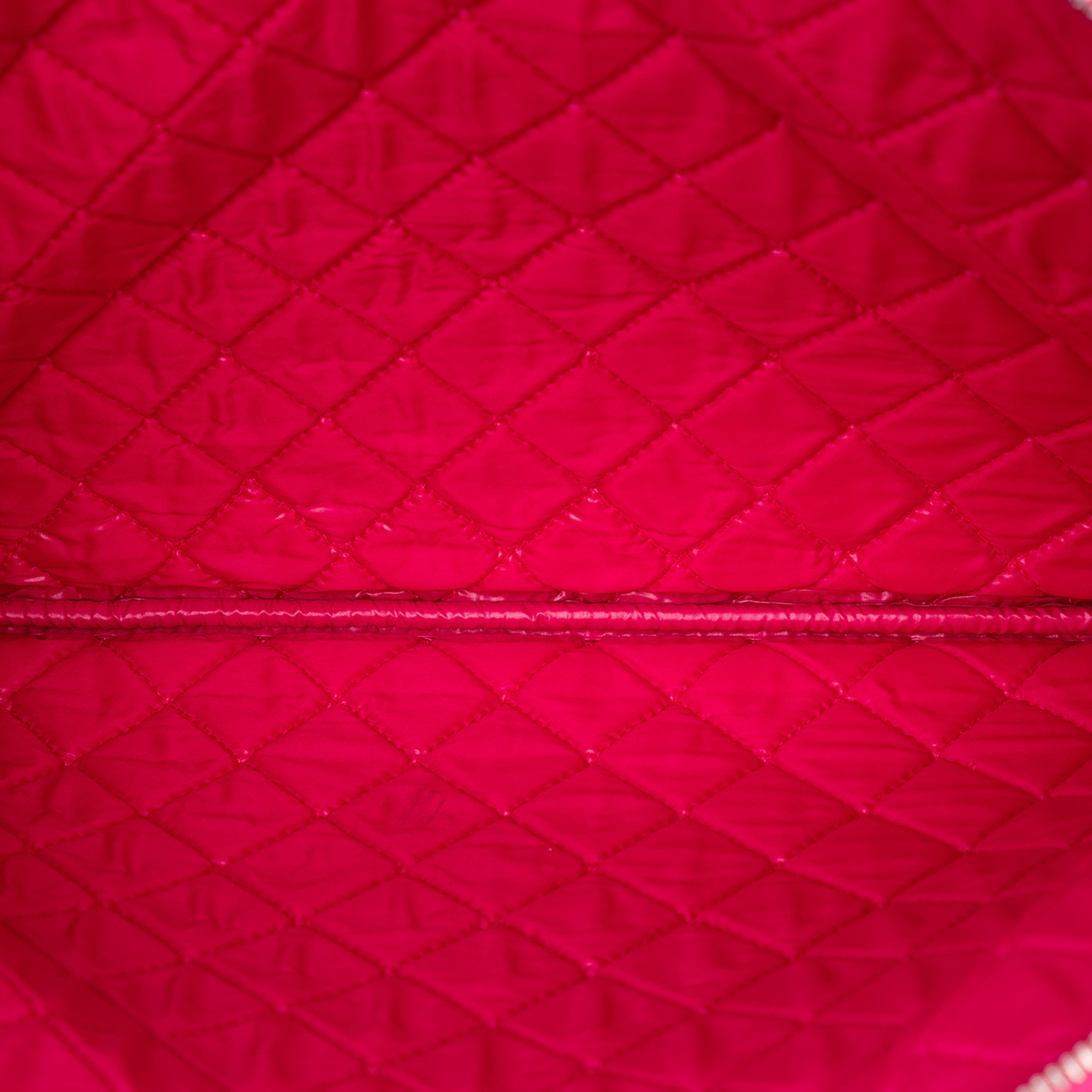 Chanel Large Quilted Lambskin O Case Clutch, från Luxclusif, i färgen hot pink. Klicka för att öppna bilden i stort format