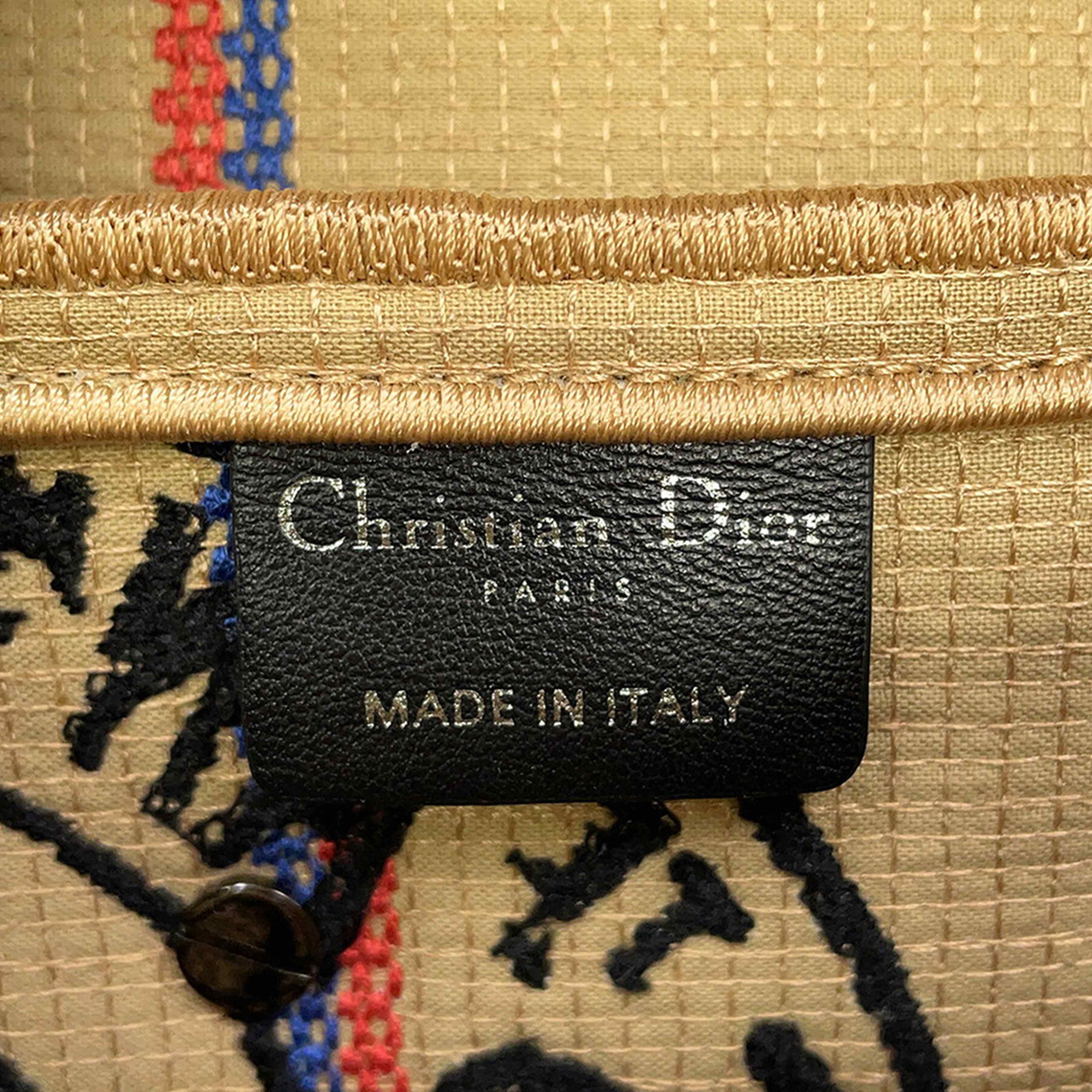 Dior Jute Union Embroidered Saddle Bag, från Luxclusif, i färgen beige. Klicka för att öppna bilden i stort format